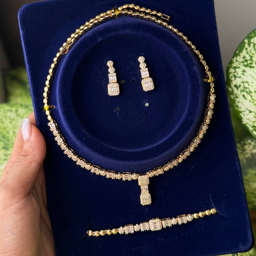 ست کامل گردنبند و گوشواره و دستبند و انگشتر طرح جواهری زنانه طرح فول نگین مجلسی تنوع طرح رنگ ثابت کد sm