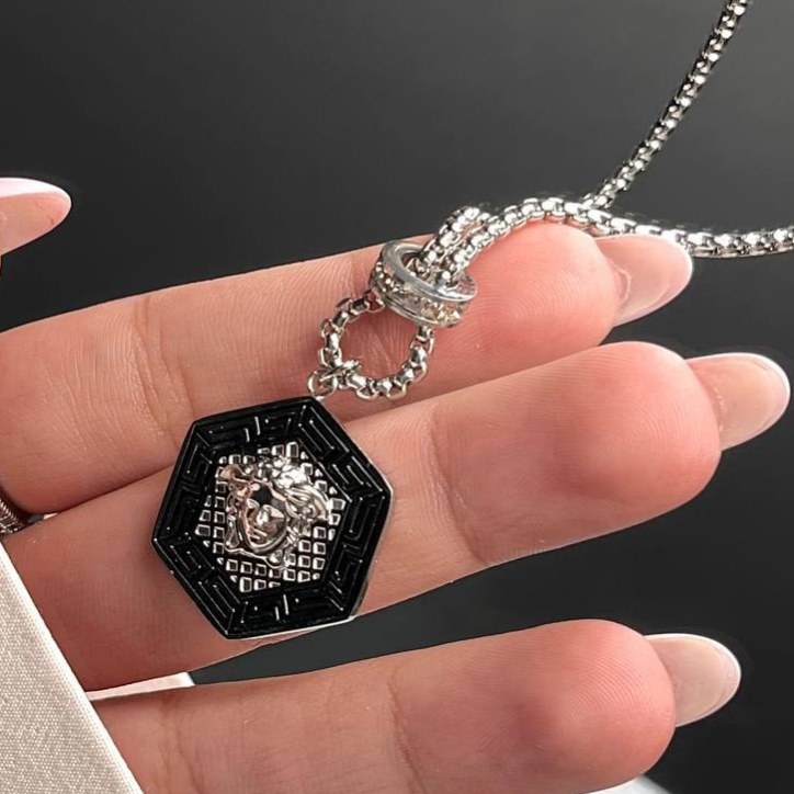 گردنبند و آویز پلاک استیل طرح دایره و بیضی آویز ورساچ VERSACE تنوع طرح رنگ ثابت