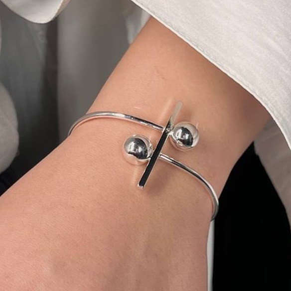 دستبند بنگل طرح خط و توپ و گوی دوتایی رنگ ثابت