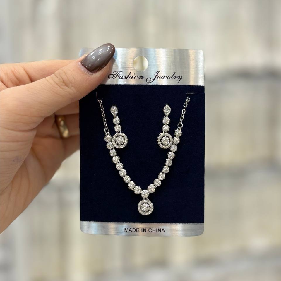 نیم ست گردنبند و گوشواره طرح جواهری طرح گل فول نگین آویز رنگ ثابت با تنوع مدل کدgy