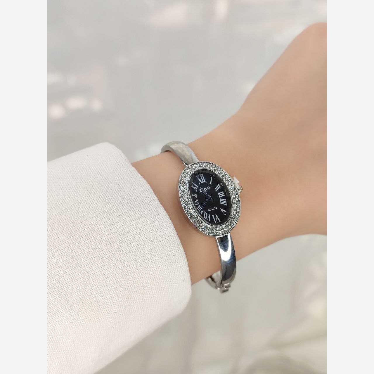 ساعت زنانه النگویی نگین دار مارک 55060073 ساعت النگویی زنانه با طراحی ظریف