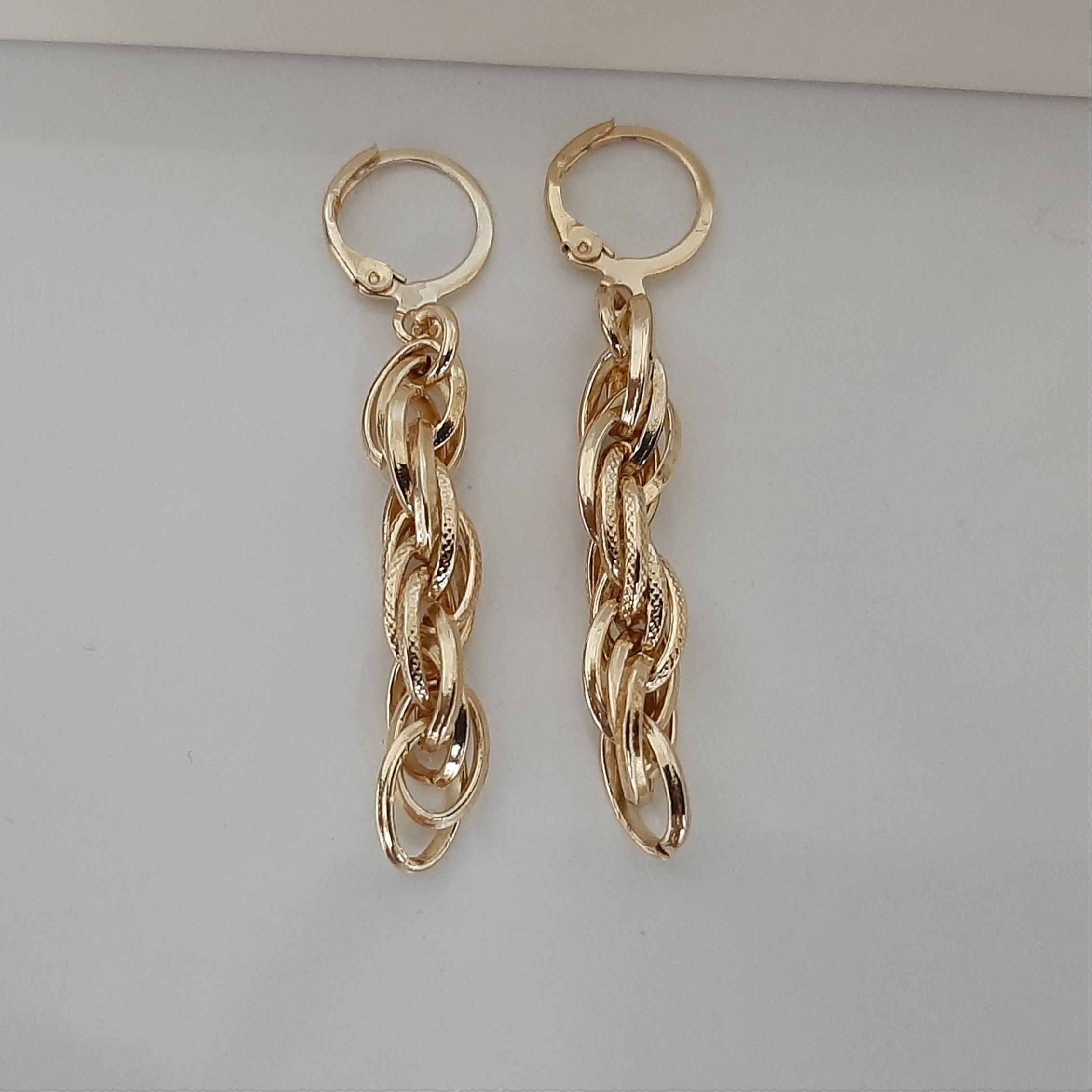 گوشواره رنگ ثابت با طلا مونمیزنه و مناسب استفاده مدام