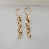 گوشواره رنگ ثابت با طلا مونمیزنه و مناسب استفاده مدام