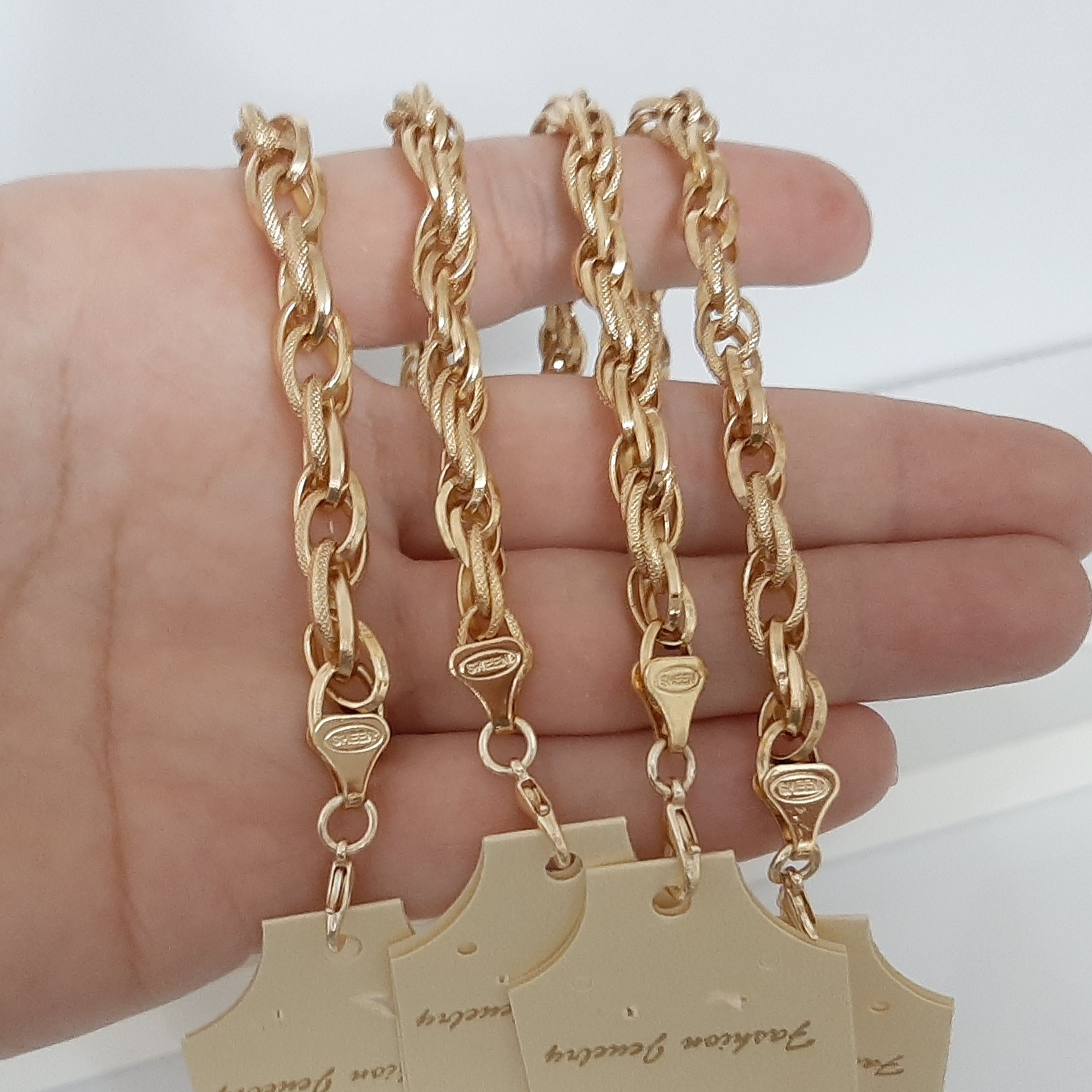 دستبند رنگ ثابت طرح طلا برند شین با آبکاری طلا و مناسب استفاده مدام