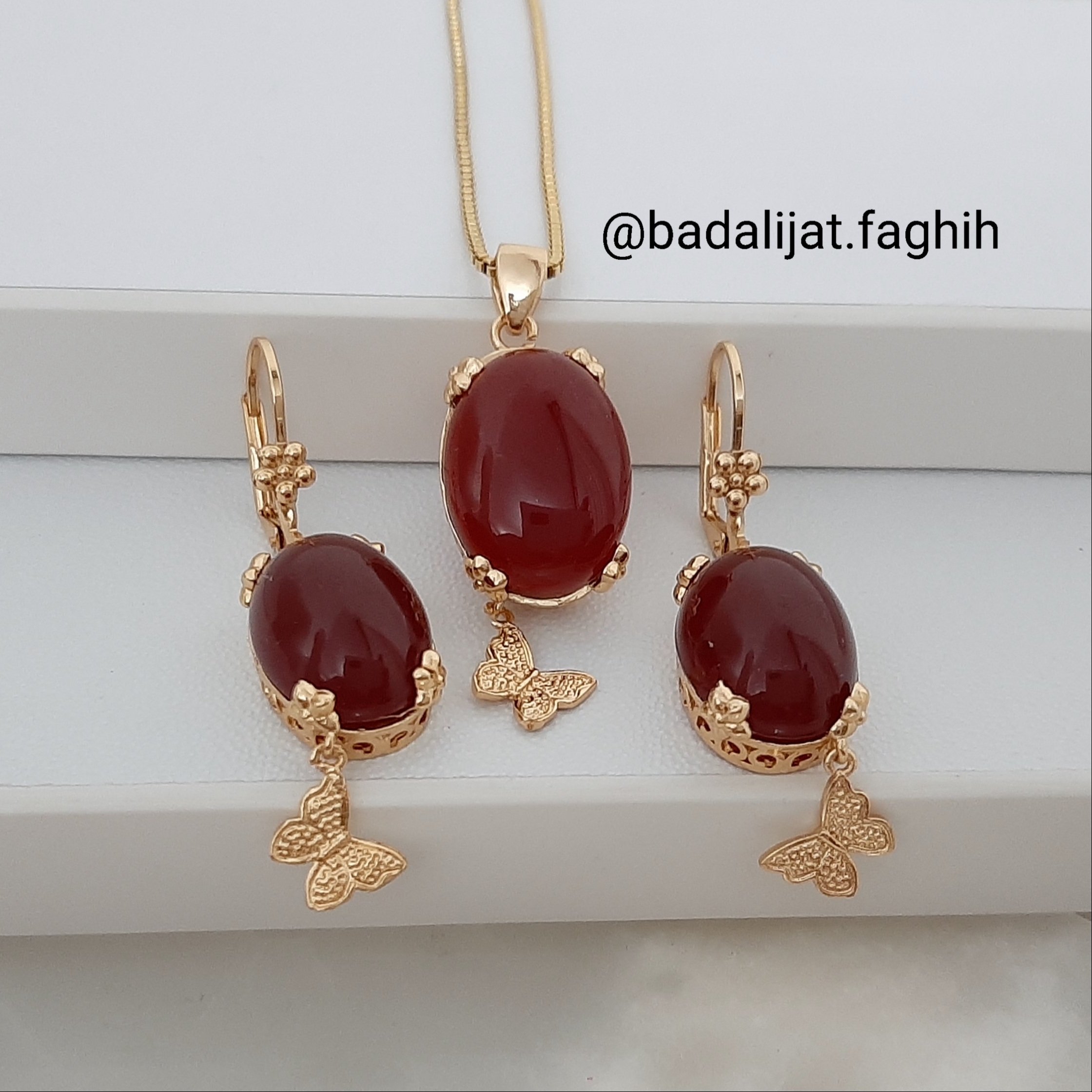 نیمست عقیق طرح طلا و فوق العاده شیک و مجلسی و آبکاری طلا شده