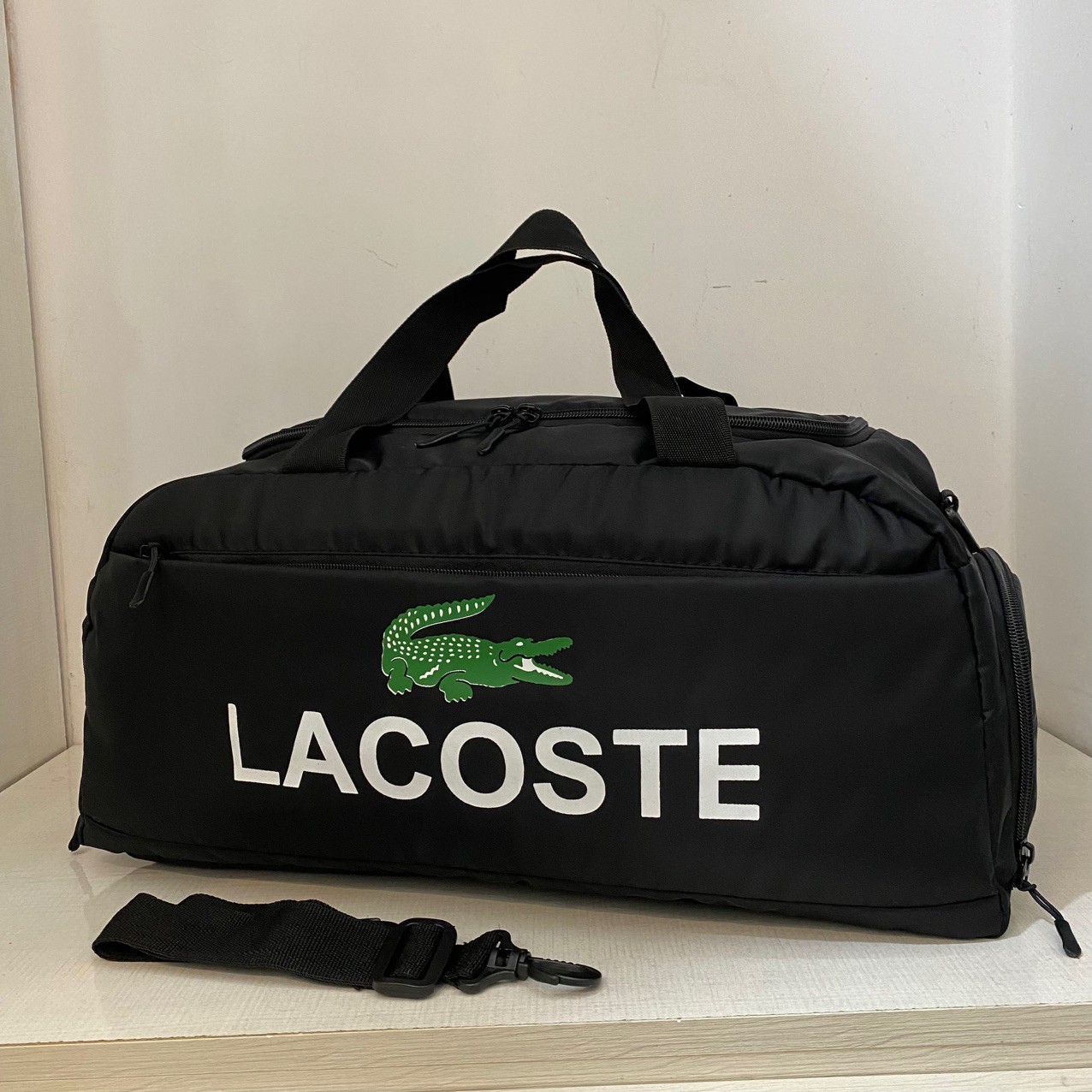 ساک ورزشی برند LACOSTE،جاکفشی دار(پس کرایه)