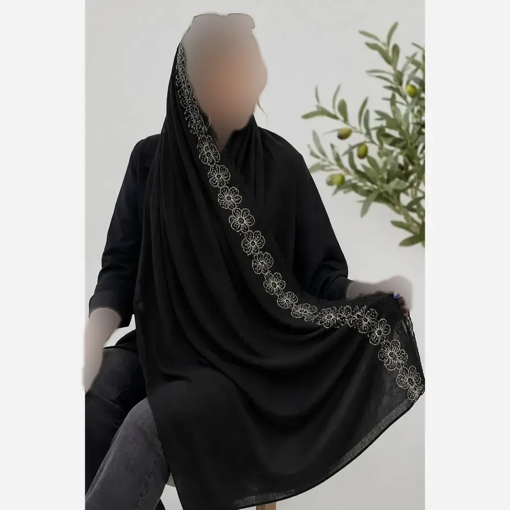 شال مجلسی گلدوزی شده جنس کریشه پلاس با حاشیه دانتل ابعاد 180 در 62 سانتیمتر