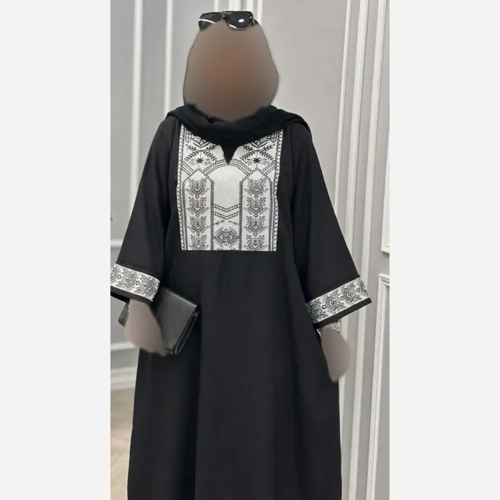 عبا زنانه مدل آلکا داکرون خرجکار سوزن دوزی مشکی فری سایز