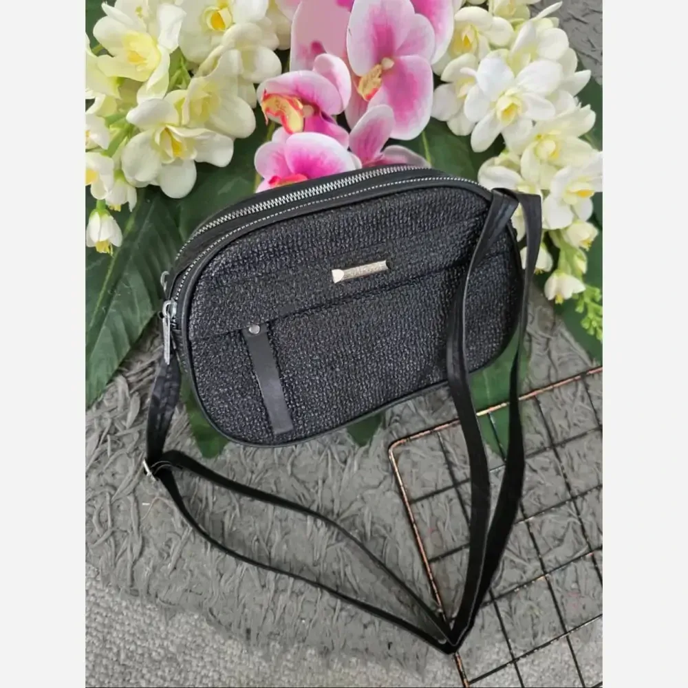 کیف دوشی زنانه مدل آیدا جنس چرم طرح کنفی سه خونه
