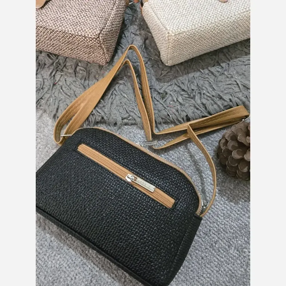 کیف رویال جنس کنفی طرح چرم ابعاد 22 در 15 سانتیمتر