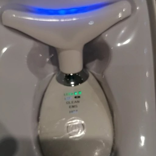 دستگاه ماساژور و لیفت صورت و گردن