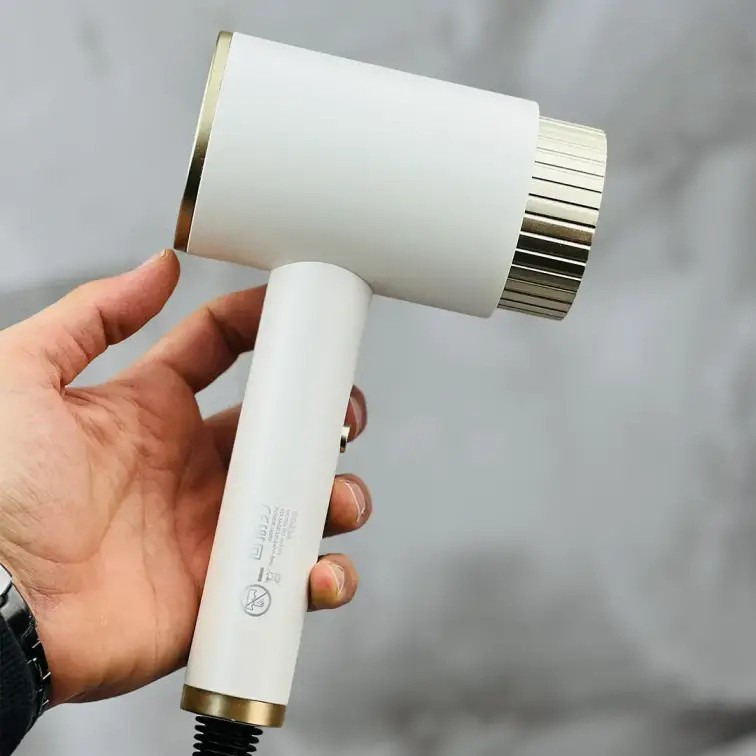 سشوار مسافرتی 1800 وات روزیا مدل Travel hair dryer 1800 watts Rosia model .