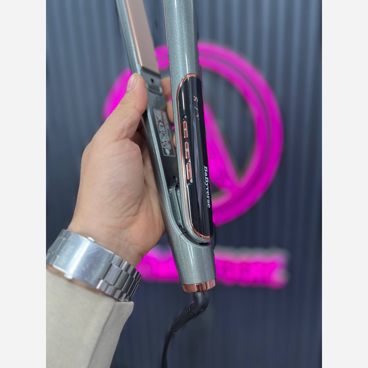 اتو مو صفحه باریک بابی ورس نمایشگر دیجیتال گرمایش 980درجه قابلیت تنظیم دما سیم چرخشی 360 درجه جنس صفحه سرامیک