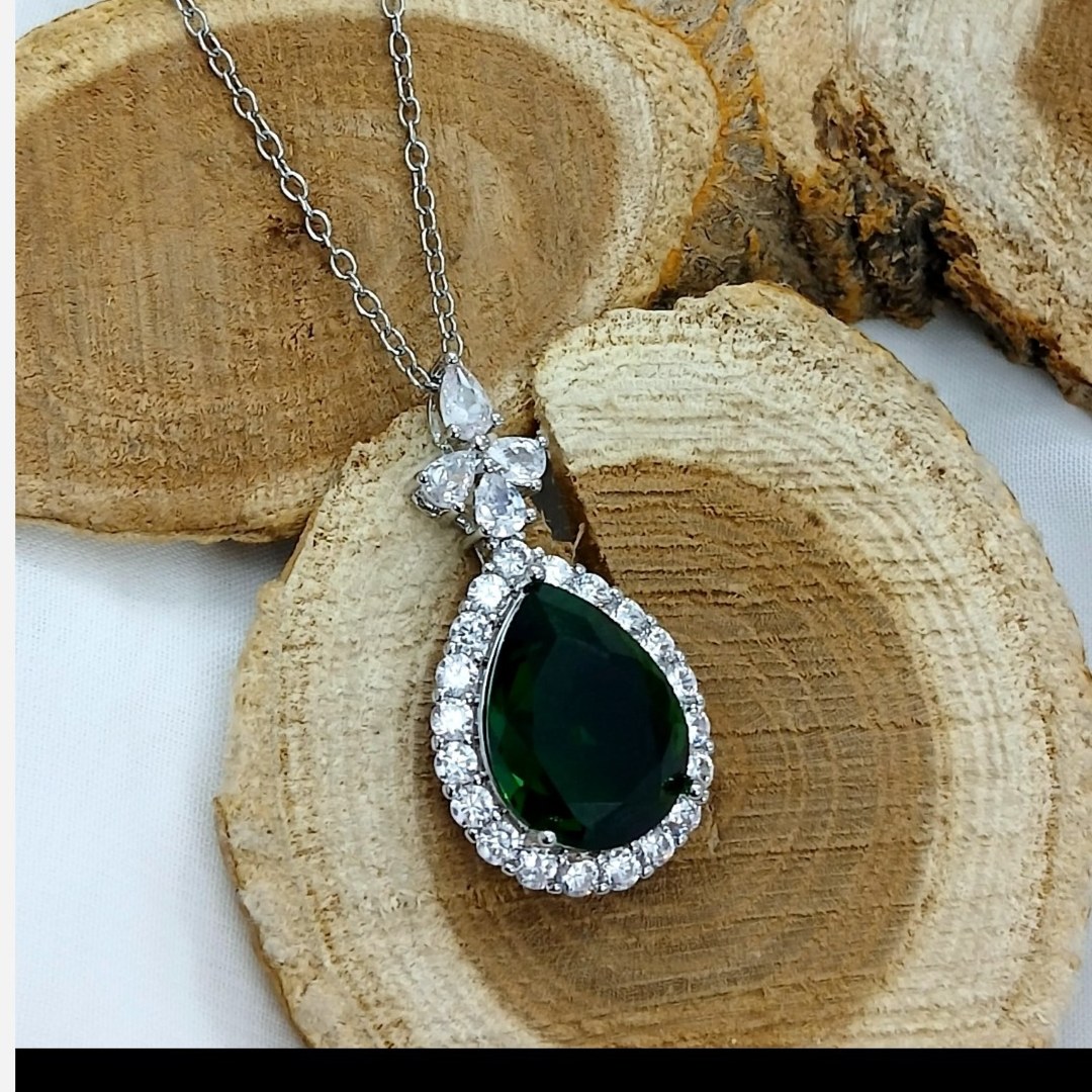 گردنبند زنانه نگین سبز اشکی درشت دور نگین خاص و شیک