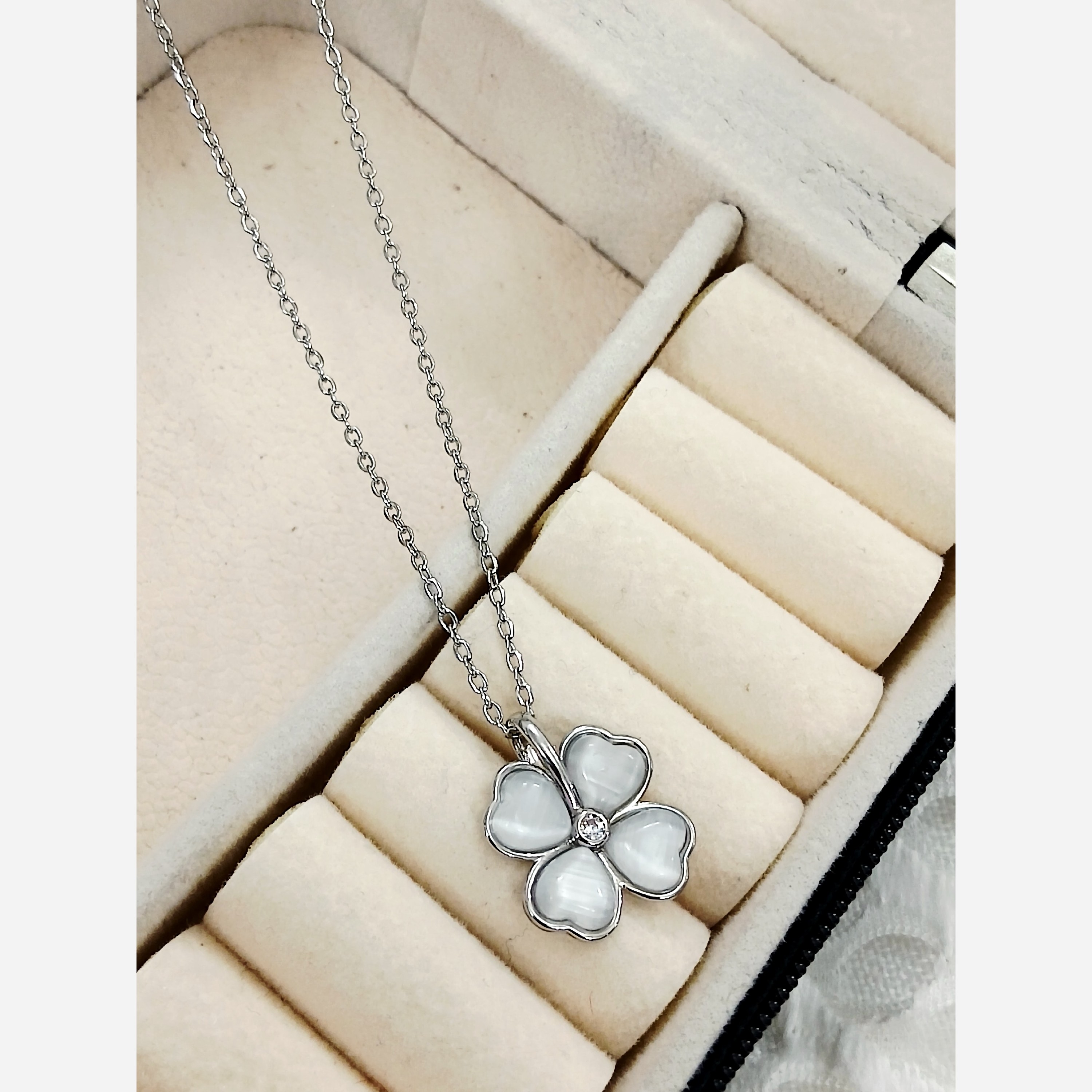 گردنبند دخترانه نقره ای صدفی چهار قل