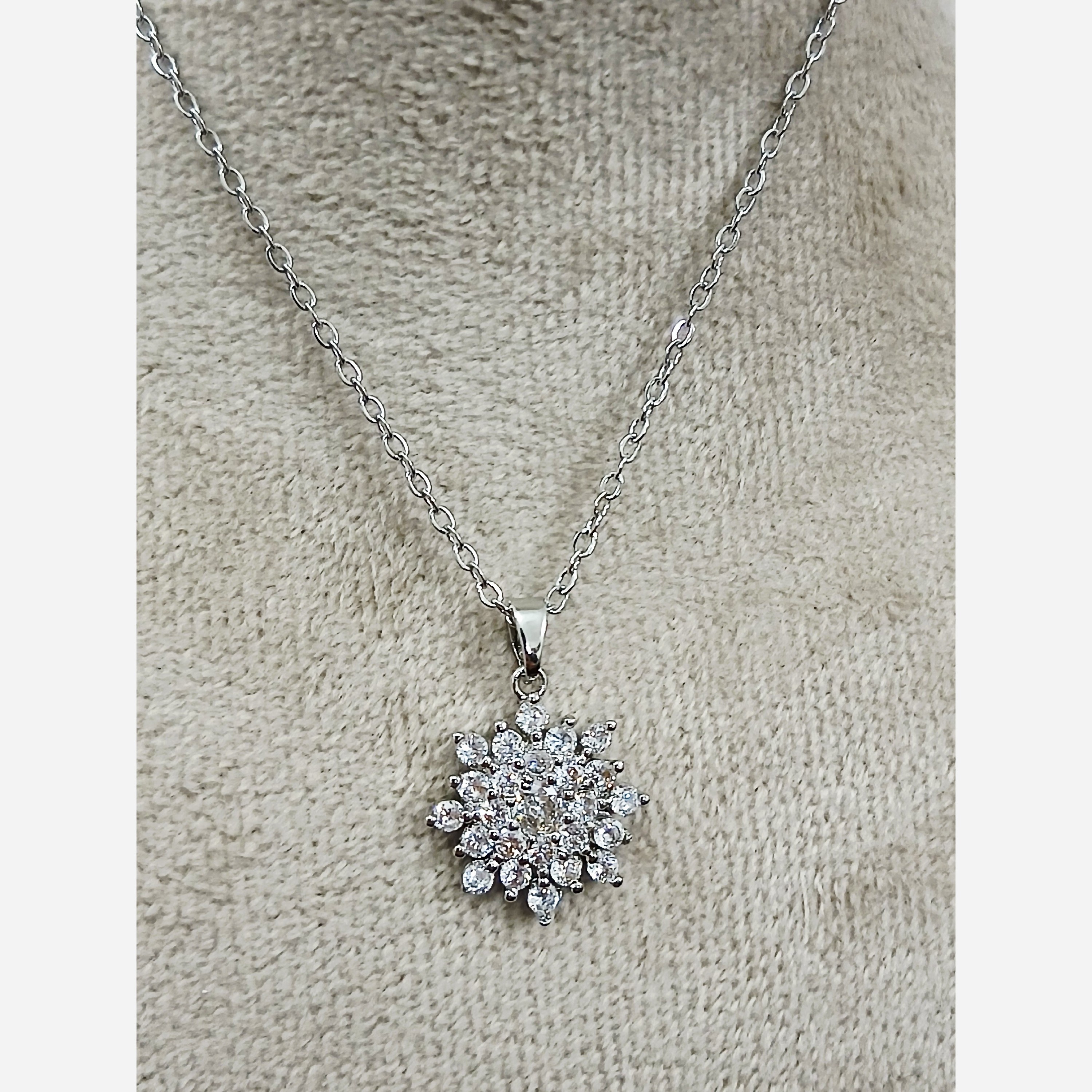 گردنبند جواهری نقره ای پر نگین طرح نقره طرح برف نقره ای