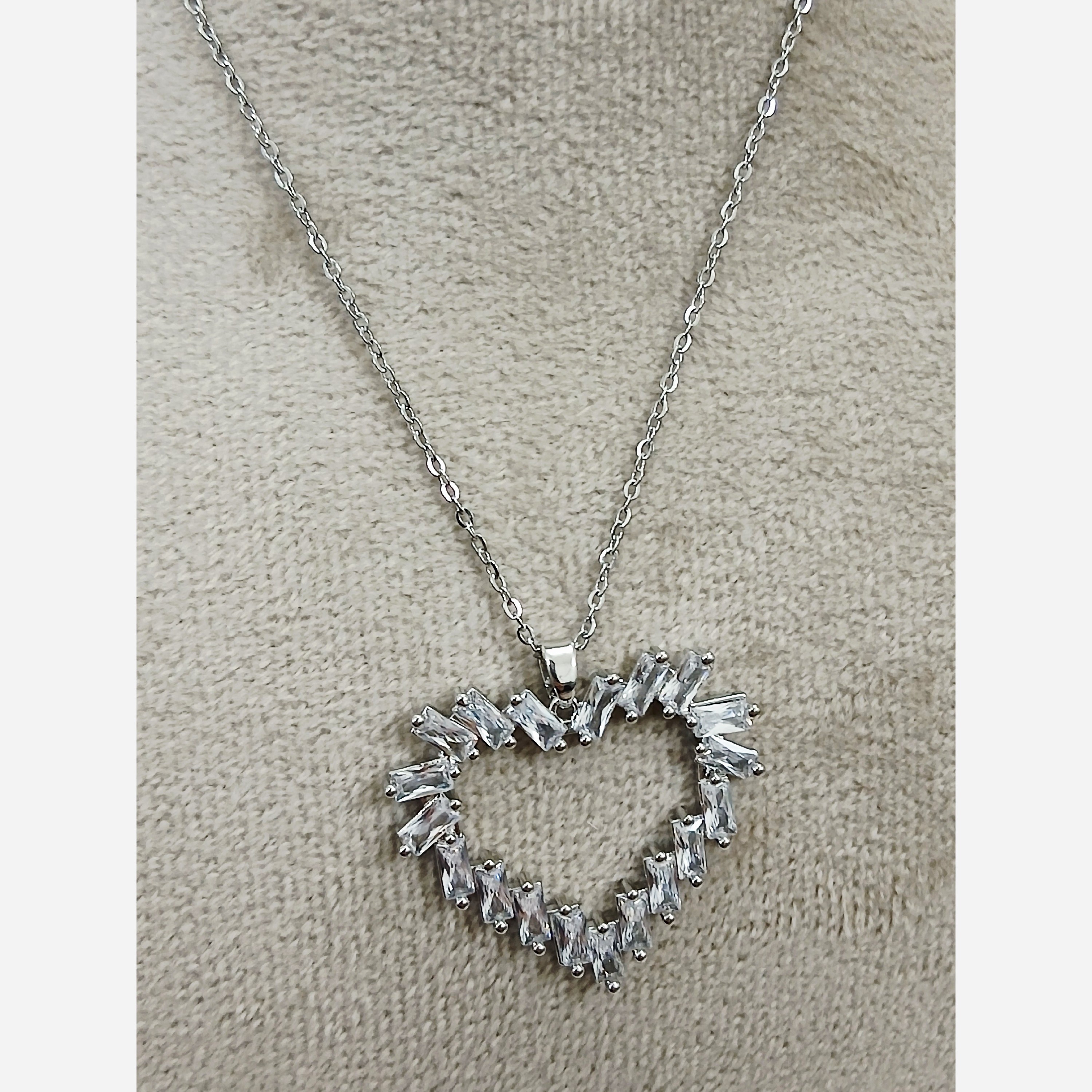 گردنبند جواهری قلب نگین باگت سفید استیل رنگ ثابت