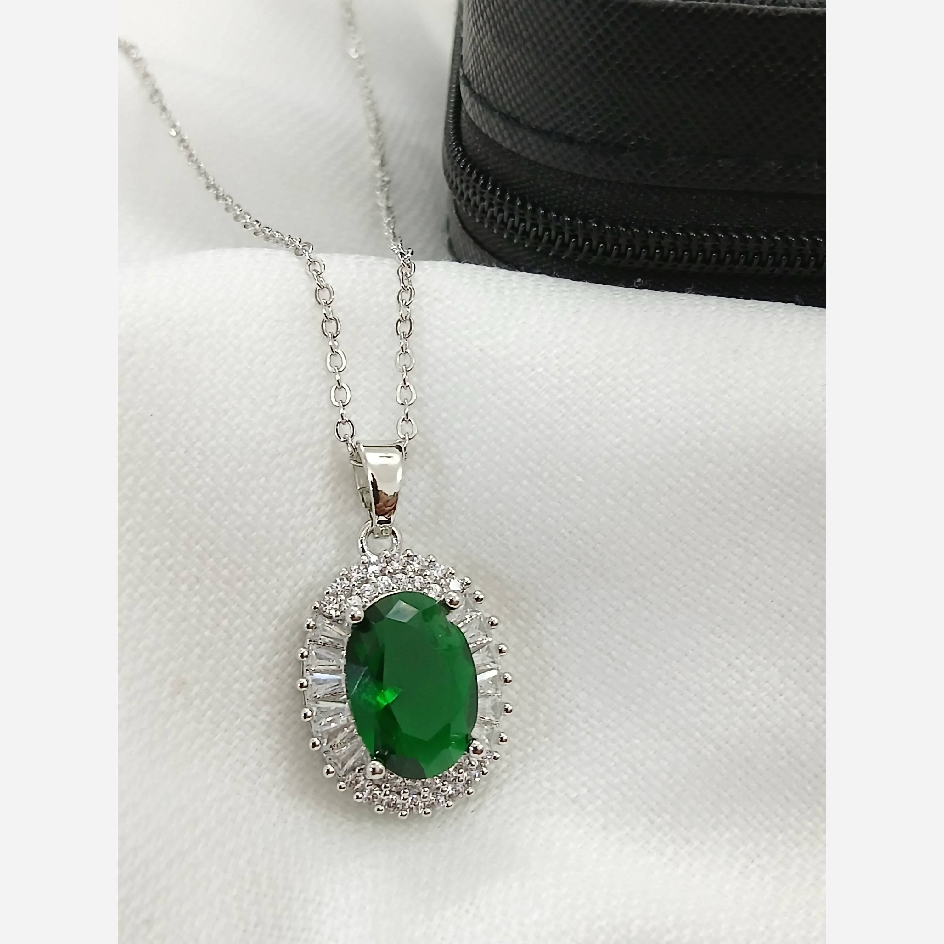 گردنبند دور نگین زنانه نگین سبز نقره ای