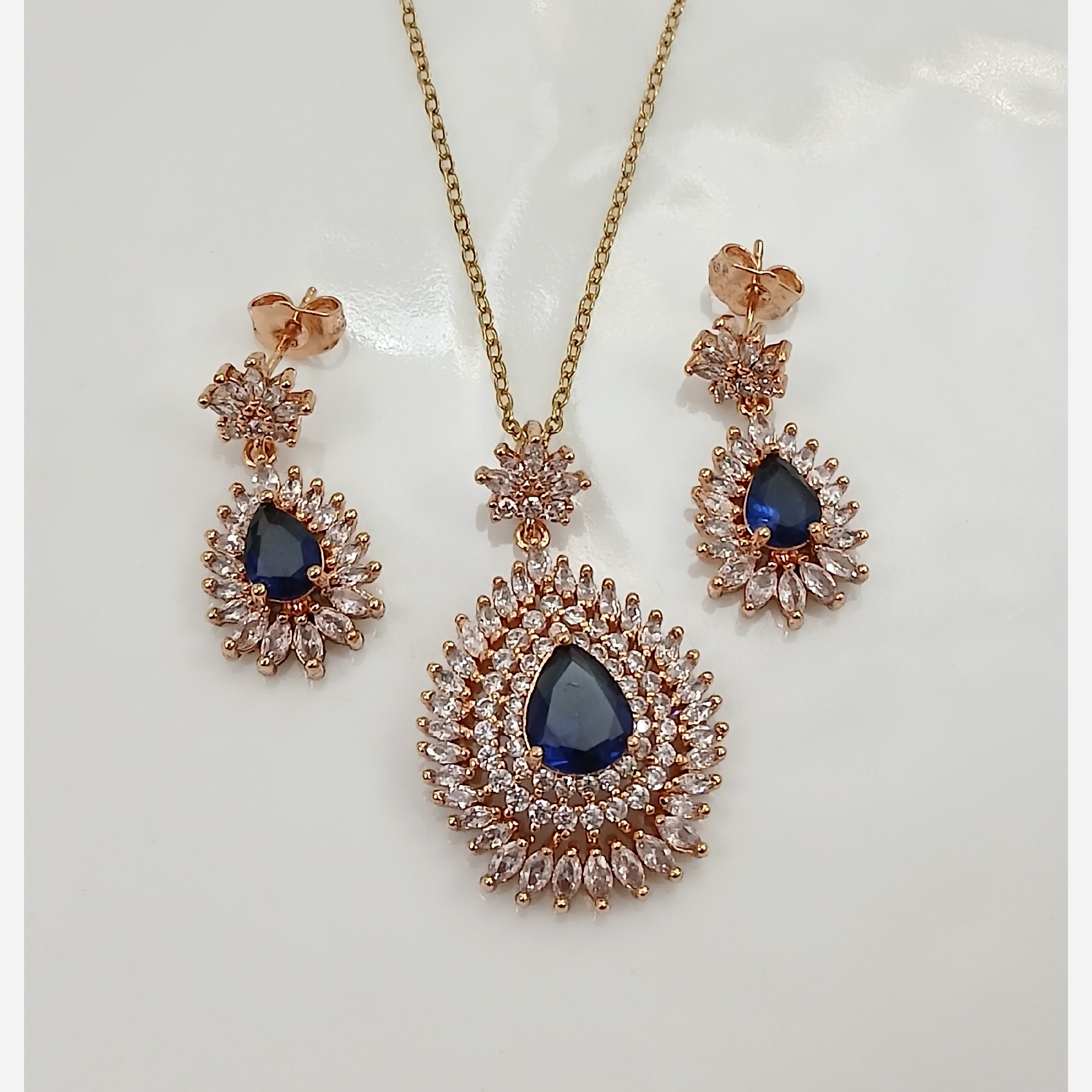 نیم ست جواهری پر نگین طلایی اشکی سورمه ای