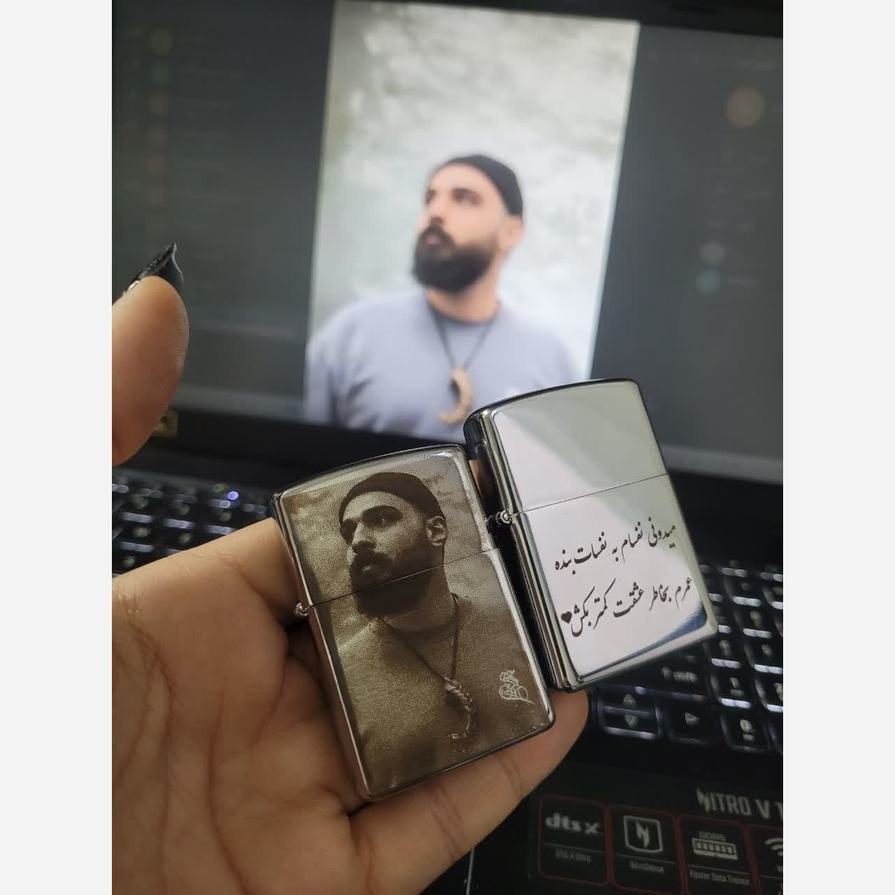 فندک بنزینی با حک عکس و متن جنس استیل رنگ ثابت در دو رنگ مشکی و نقره ای