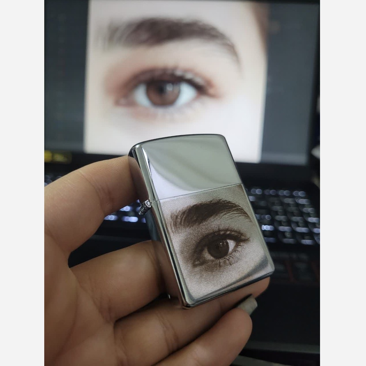 فندک بنزینی با حک عکس و متن جنس استیل رنگ ثابت در دو رنگ مشکی و نقره ای