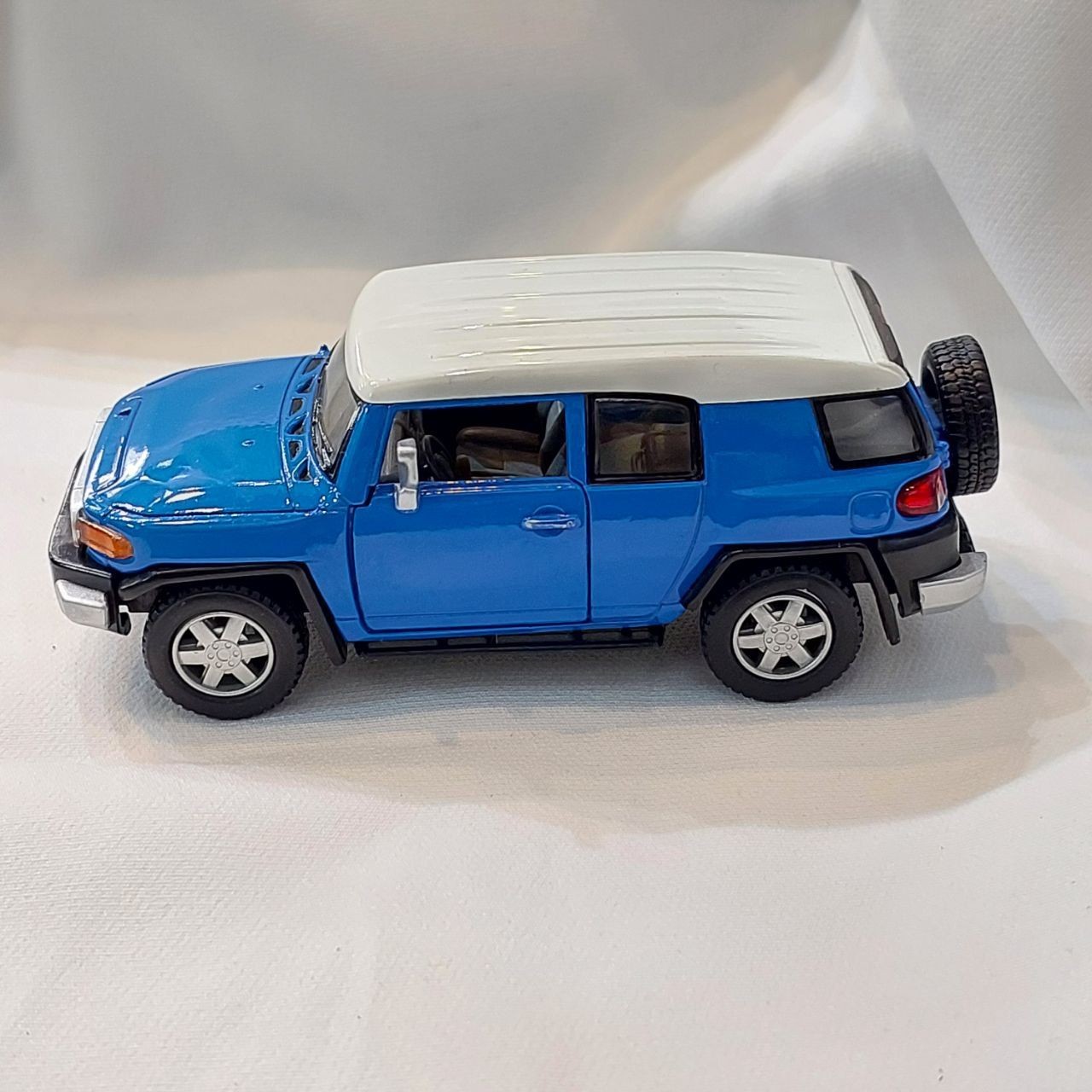 ماکت ماشین کلکسیونی تویوتا FJ Cruiser برندKINSMART