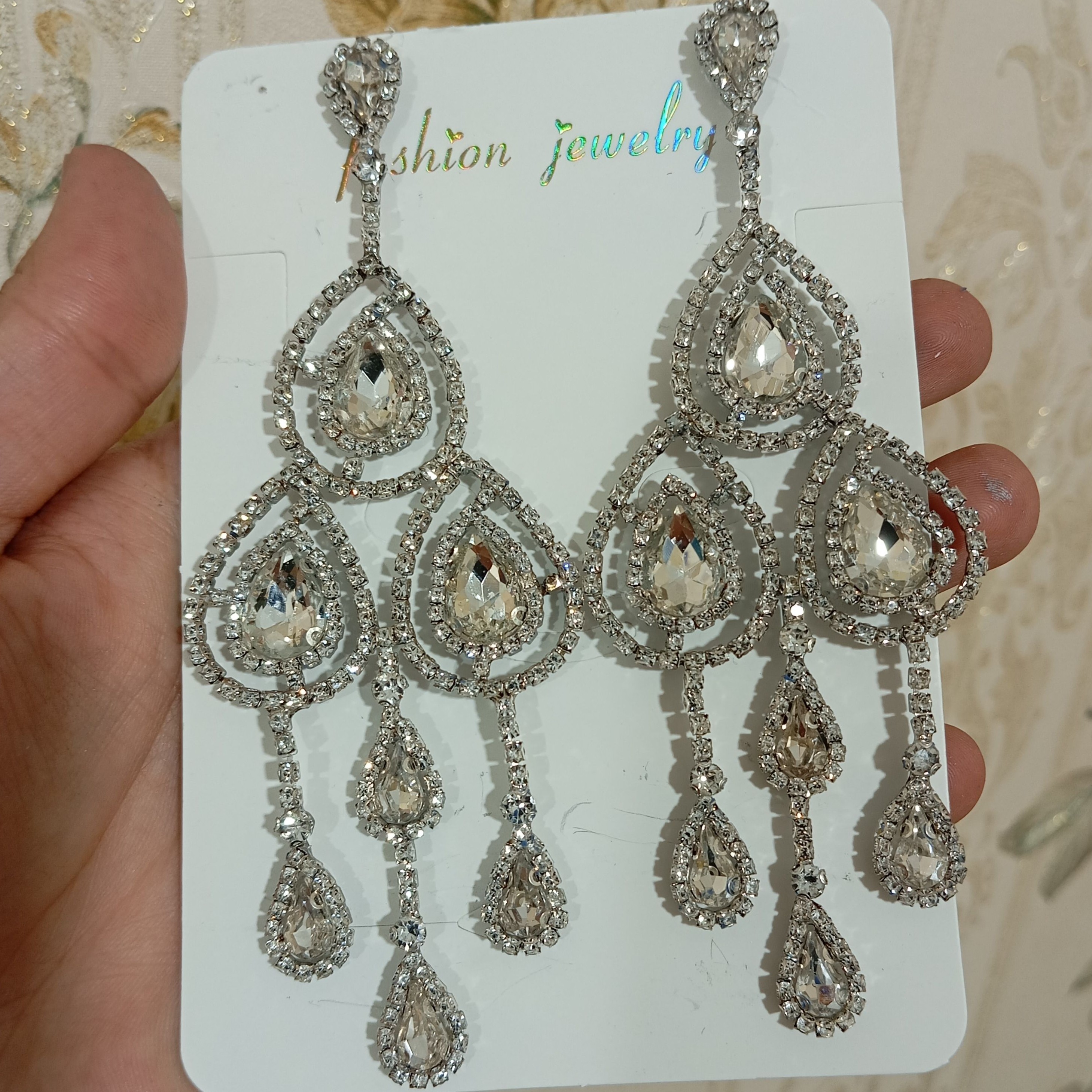 گوشواره بلند و براق