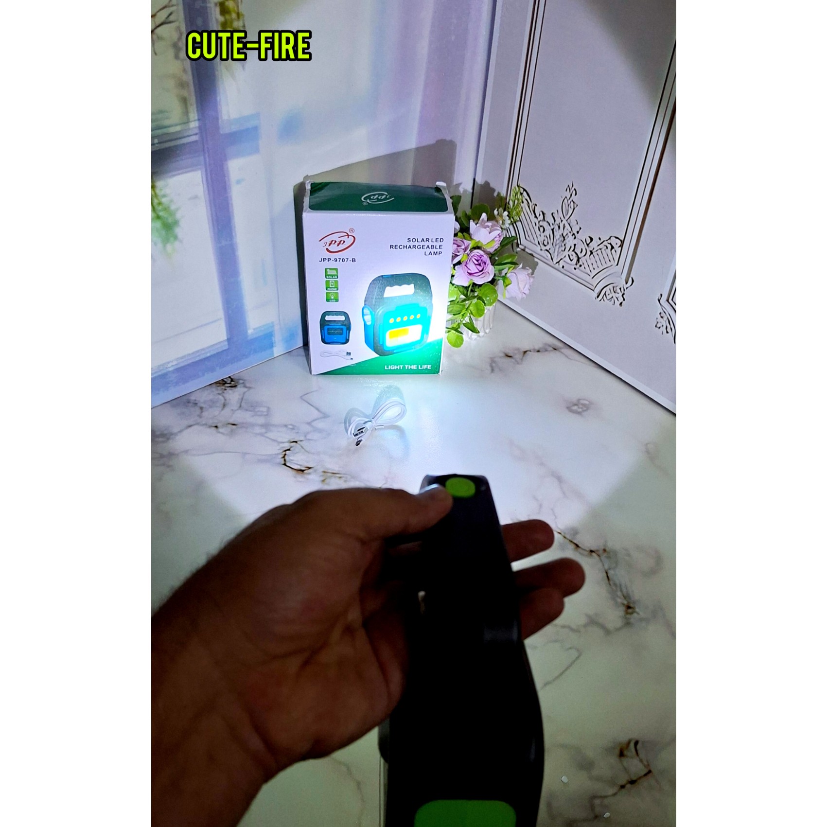 چراغ قوه شارژی دسته دار همراه پنل خورشیدی برای شارژ 3 حالته