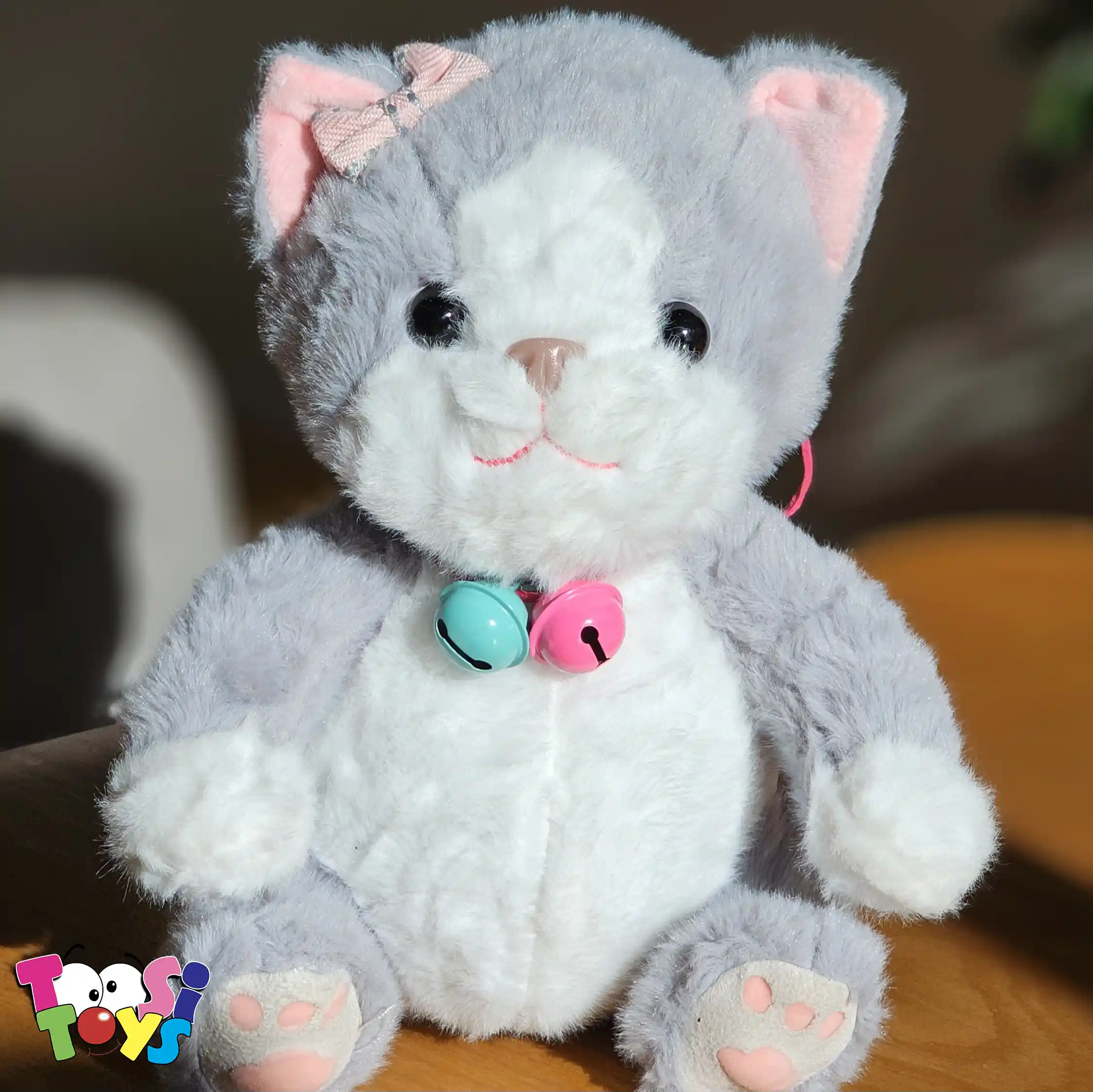 عروسک گربه ملوس نشسته