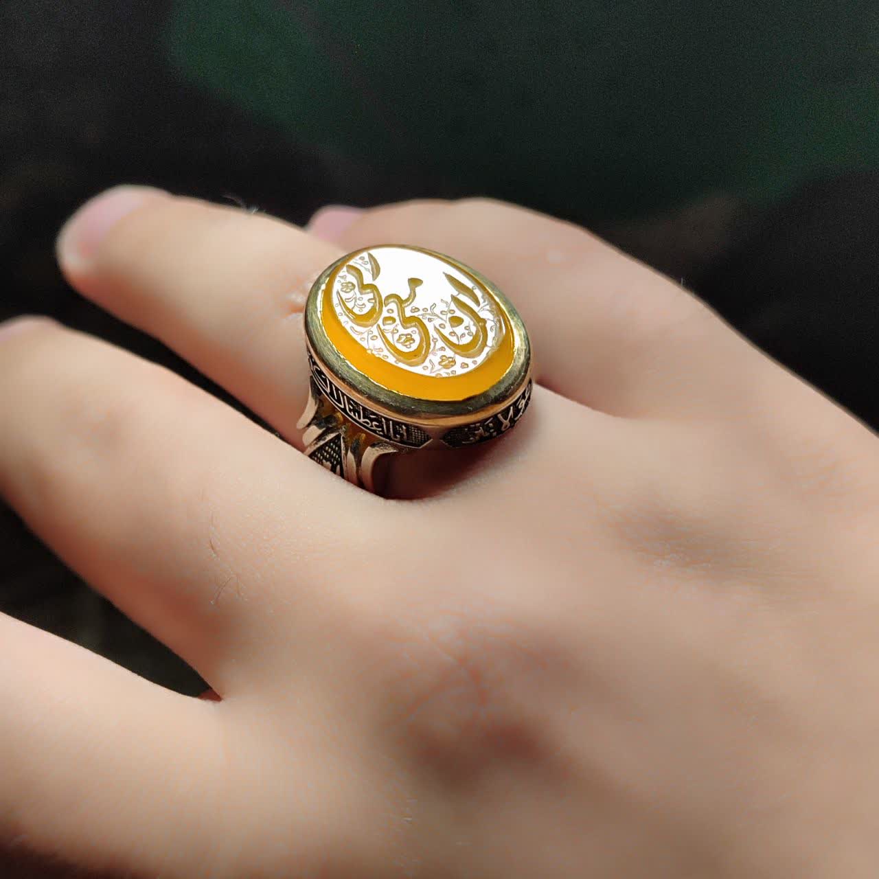 انگشتر آلیاژی باسنگ عقیق زرد حکاکی ان معی ربی کد 6159