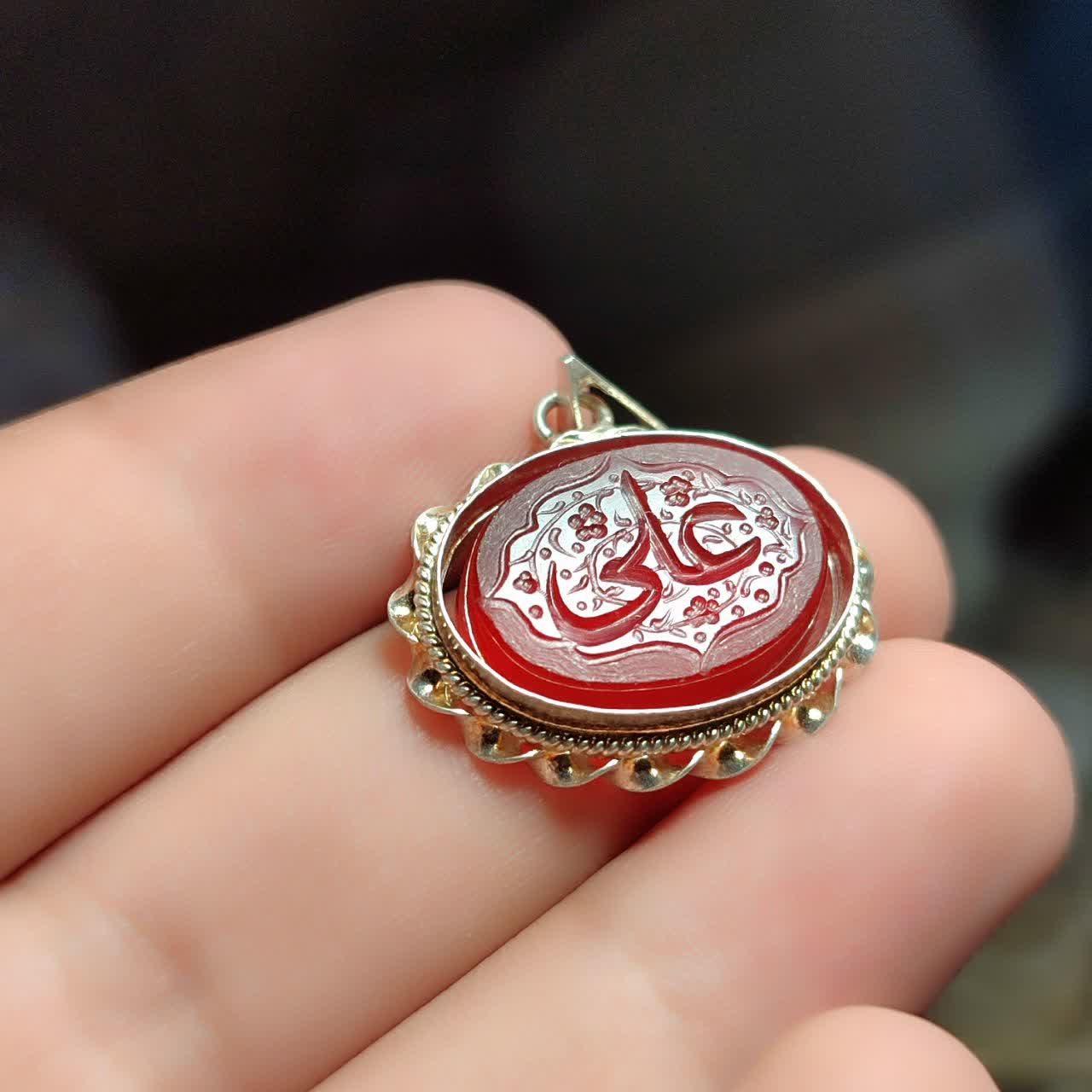 مدال عقیق قرمز حکاکی علی کد 6058