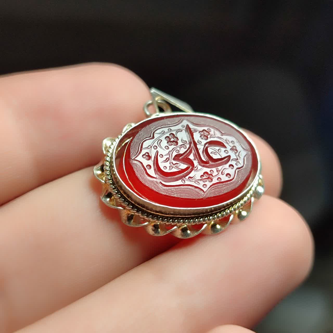 مدال عقیق قرمز حکاکی علی کد 6058