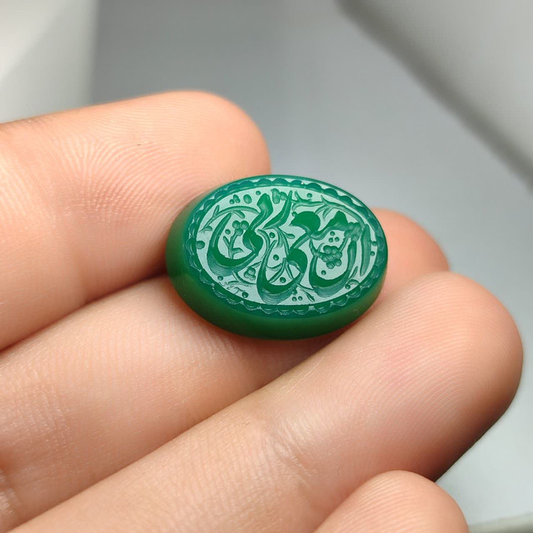 نگین عقیق سبز حکاکی ان معی ربی کد 5852