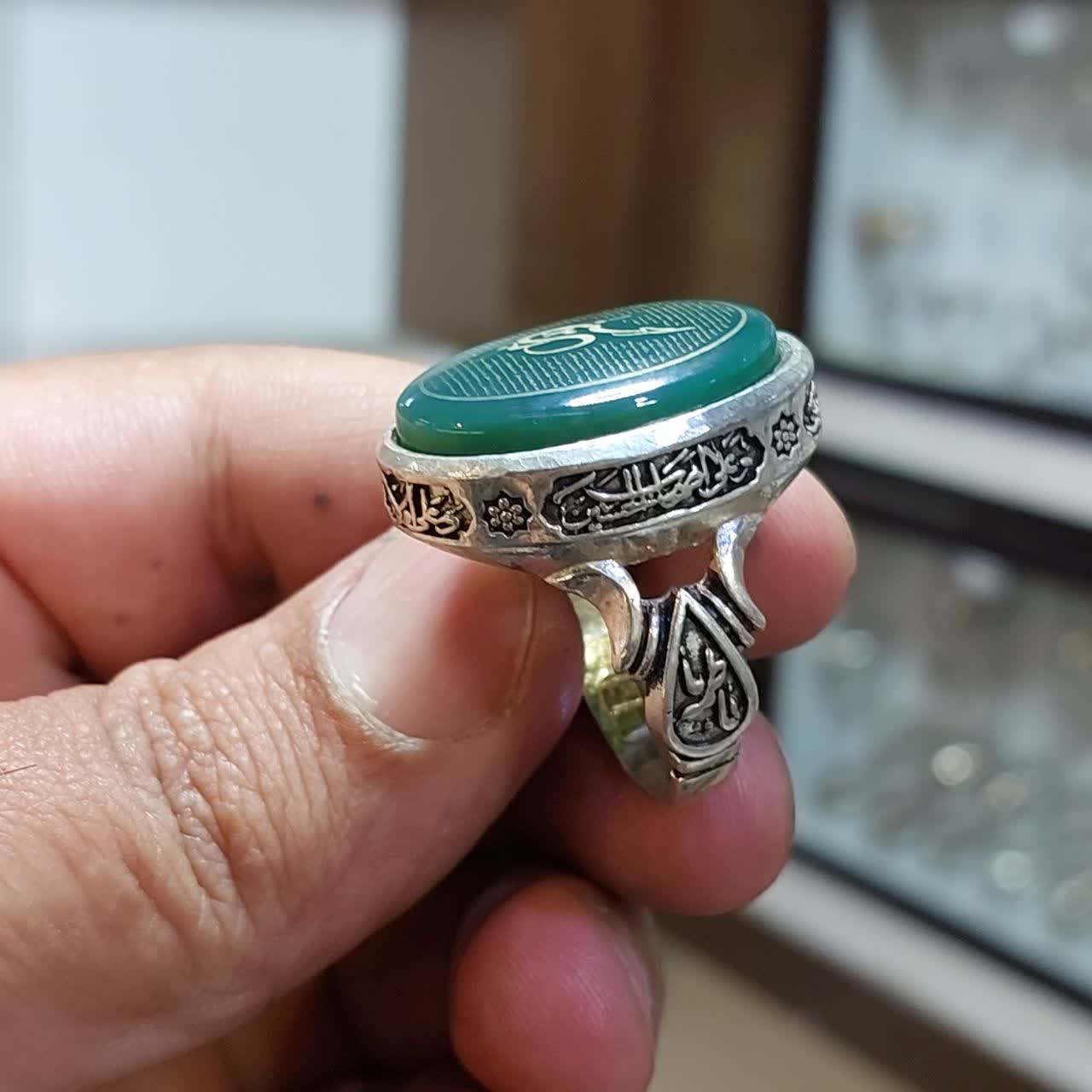انگشتر نقره باسنگ عقیق سبز حکاکی زیارت عاشورا کد 5752
