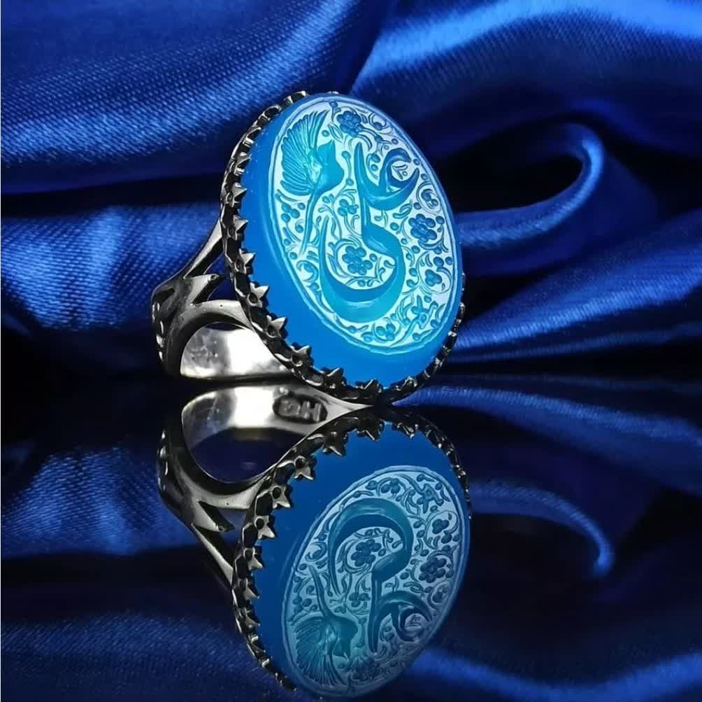 انگشتر نقره باسنگ عقیق آبی حکاکی علی رکاب نقره طرح نیزه کد 3535