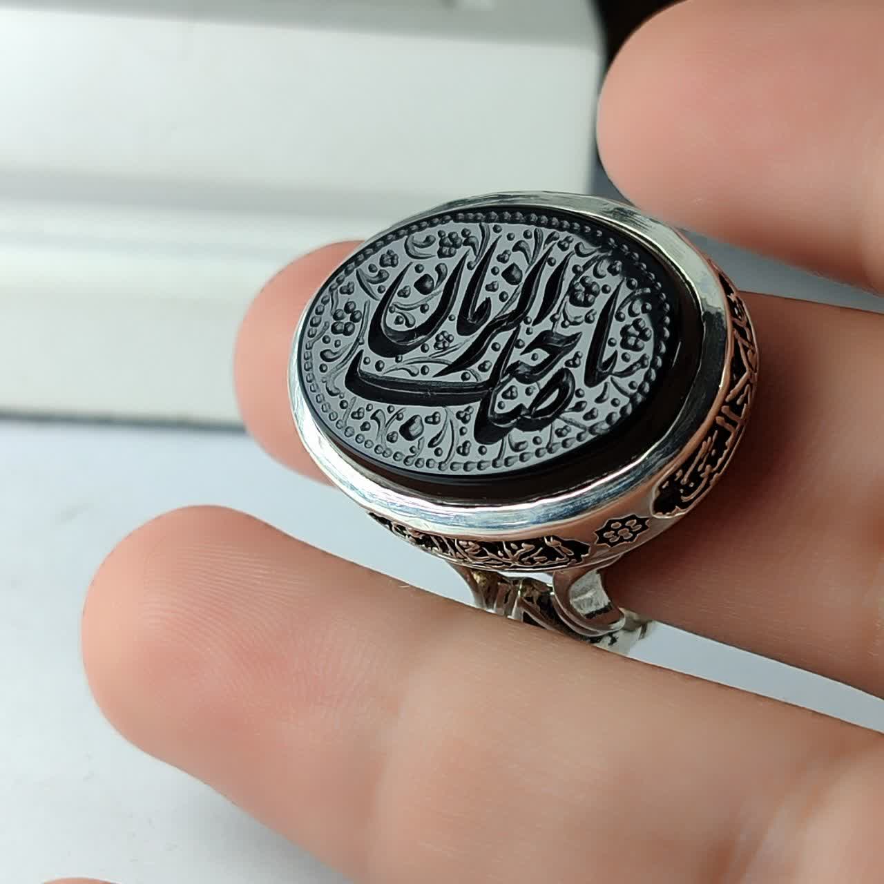 انگشتر نقره باسنگ عقیق مشکی باحکاکی یاصاحب الزمان رکاب چهار سلام باکد 8243
