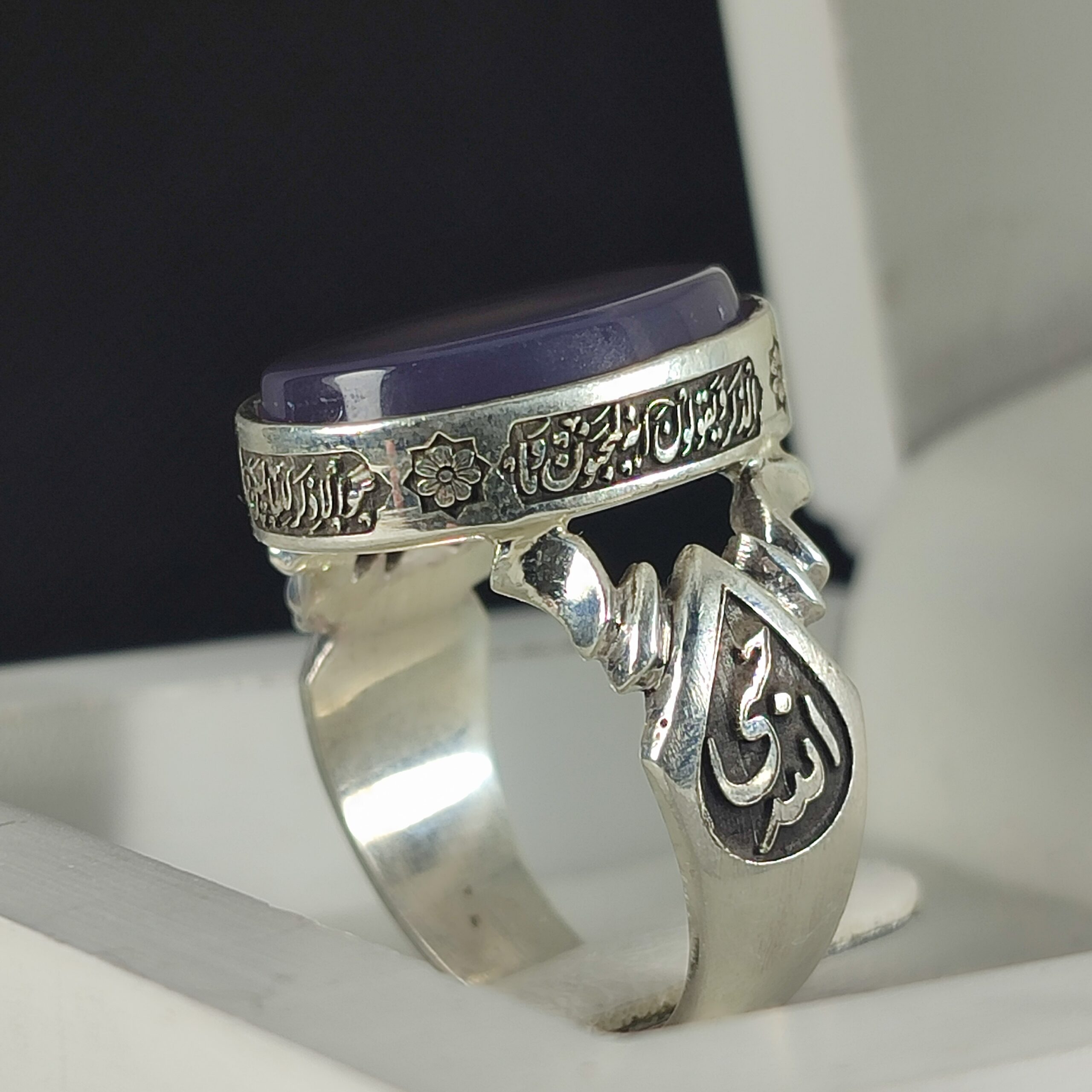 انگشتر نقره باسنگ عقیق سوسنی ذکر روی رکاب (وان یکاد) ذکر بغل رکاب (حسبی الله) و (العزه الله) کد 2332