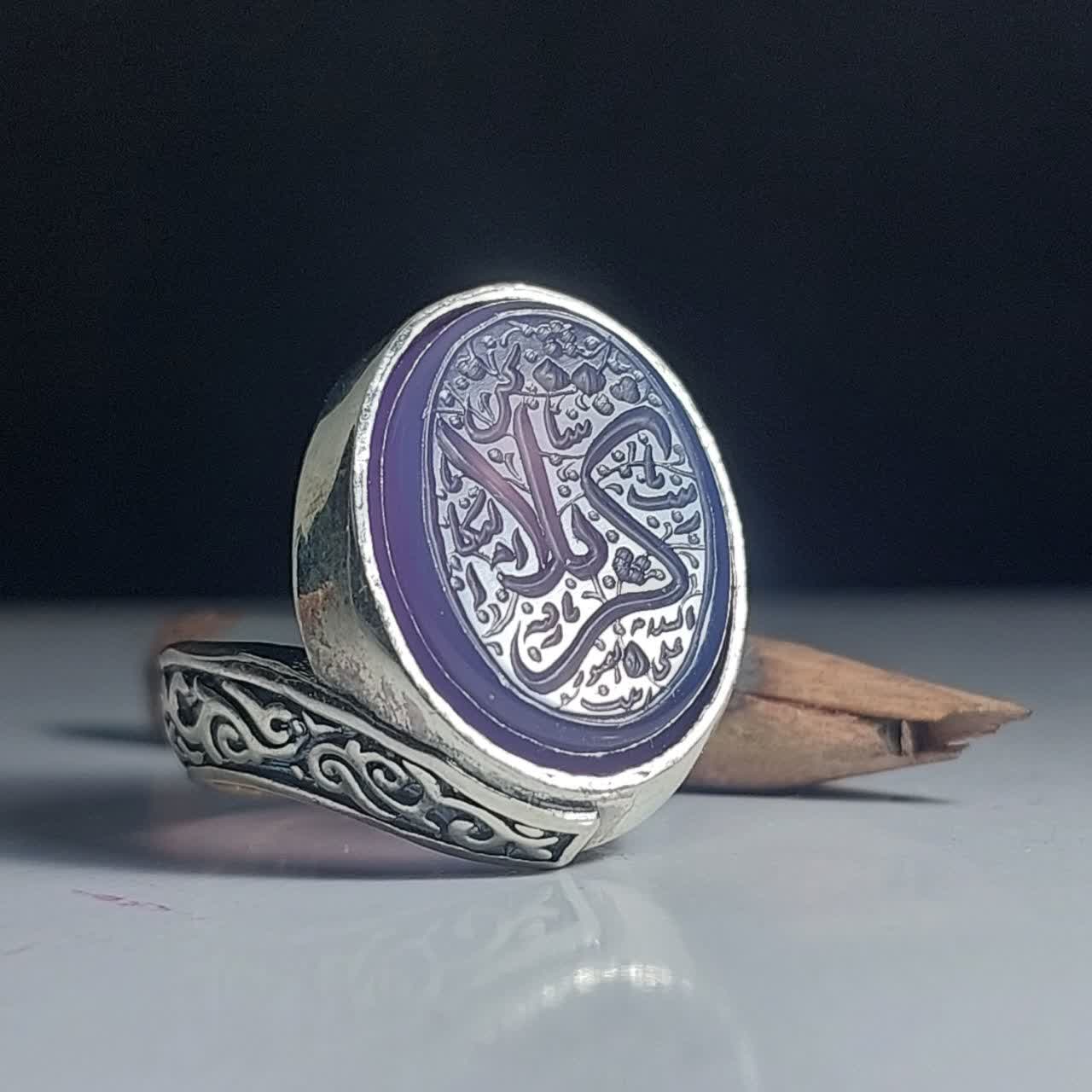خرید انگشتر عقیق سوسنی با حکاکی شهدای کربلا؛ نشانی از ارادت و عشق کد 2124