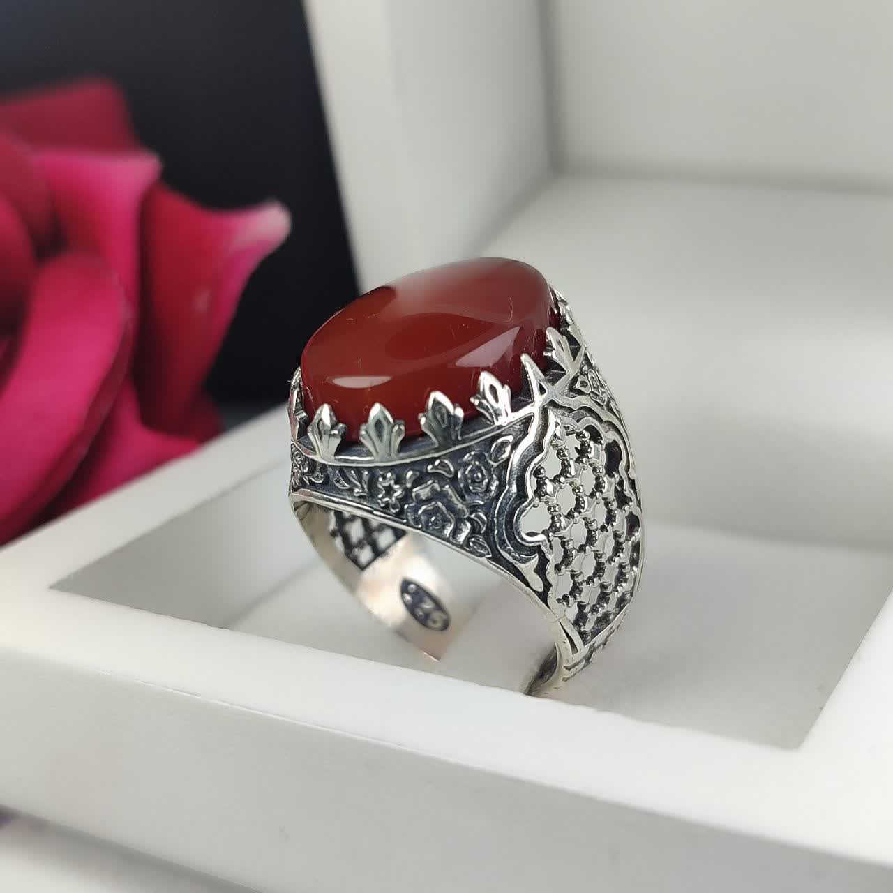 خرید انگشتر عقیق قرمز مردانه با رکاب طرح ضریح هنر معماری بر دستان شما کد 2005