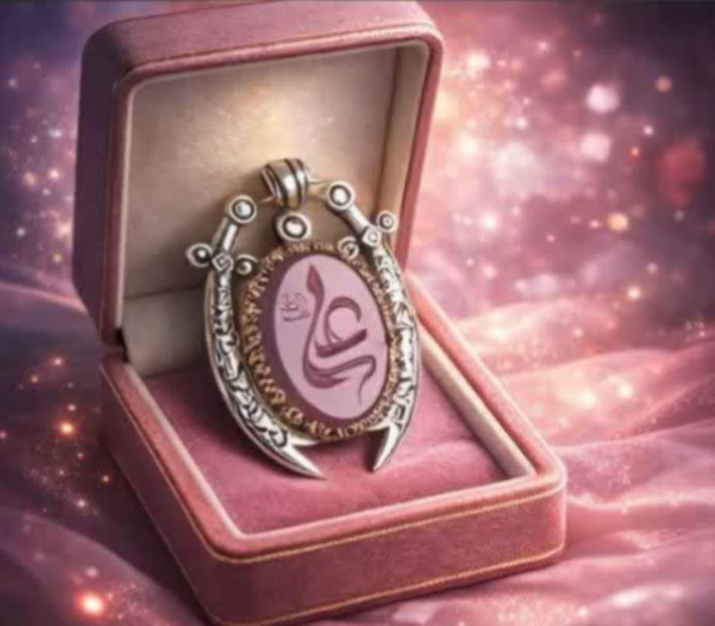 خرید گردنبند ذوالفقار نقره با عقیق سوسنی و حکاکی نام «علی (ع)»؛ نماد قدرت و اصالت  کد 1846