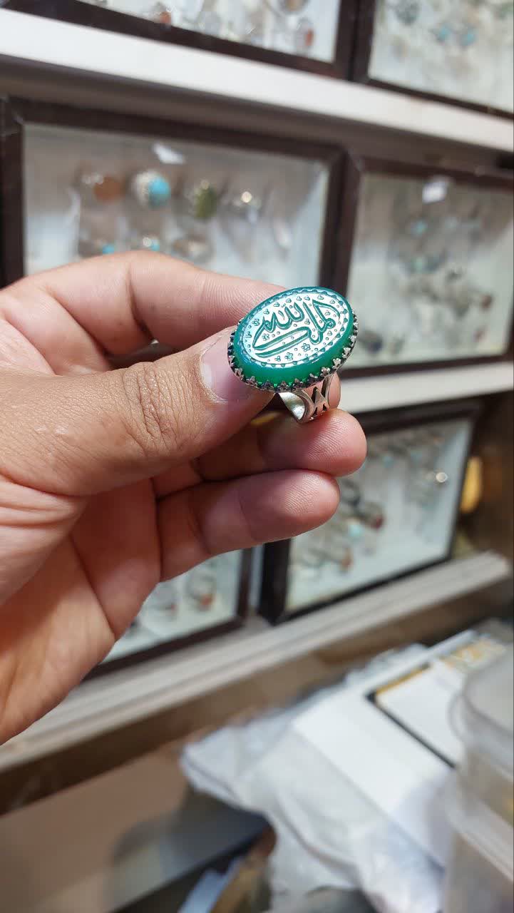 انگشتر نقره باسنگ عقیق سبز حکاکی الملک لله  کد 1553