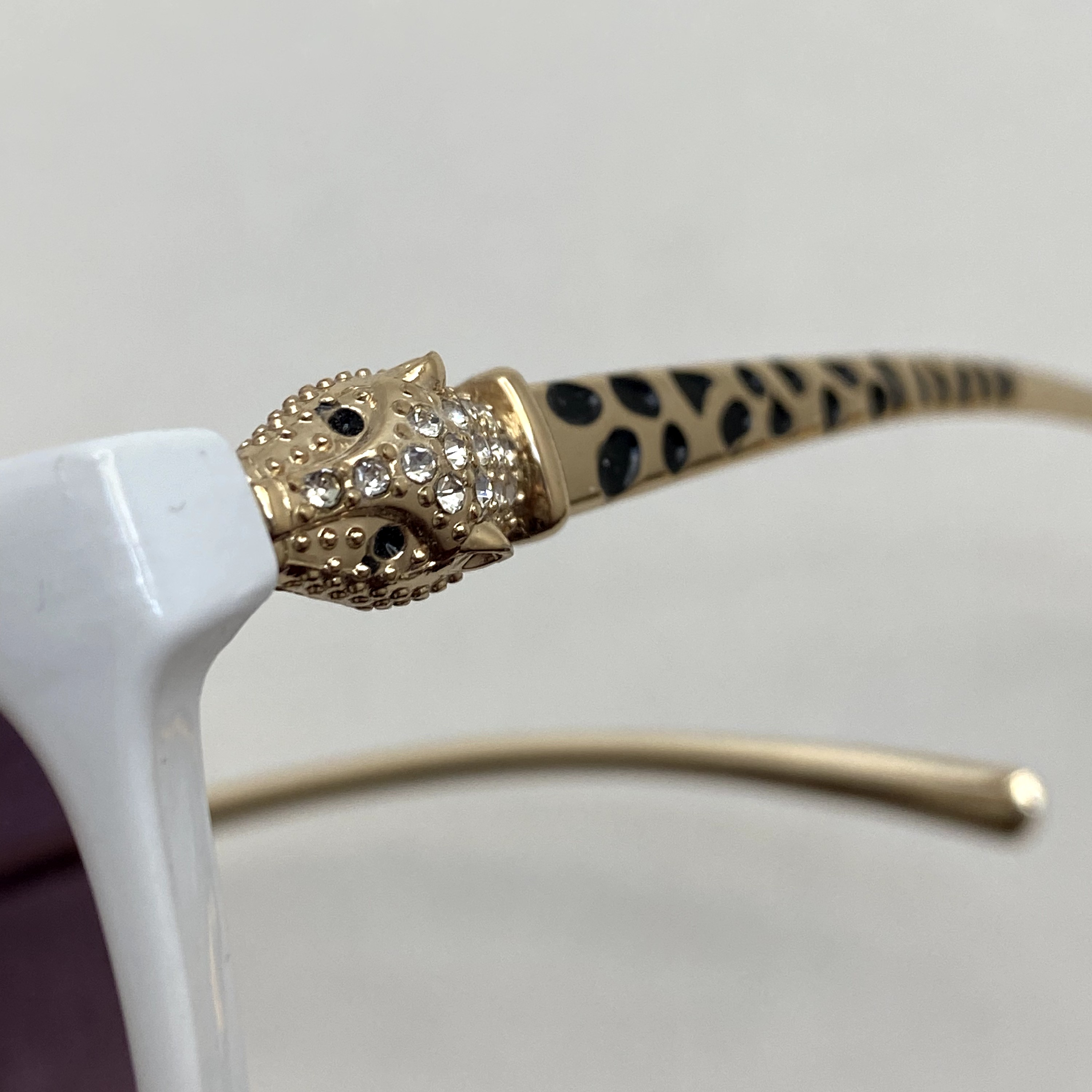 عینک آفتابی زنانه کارتیر Cartier دسته نگین کاری شده سفید عدسی مشکی