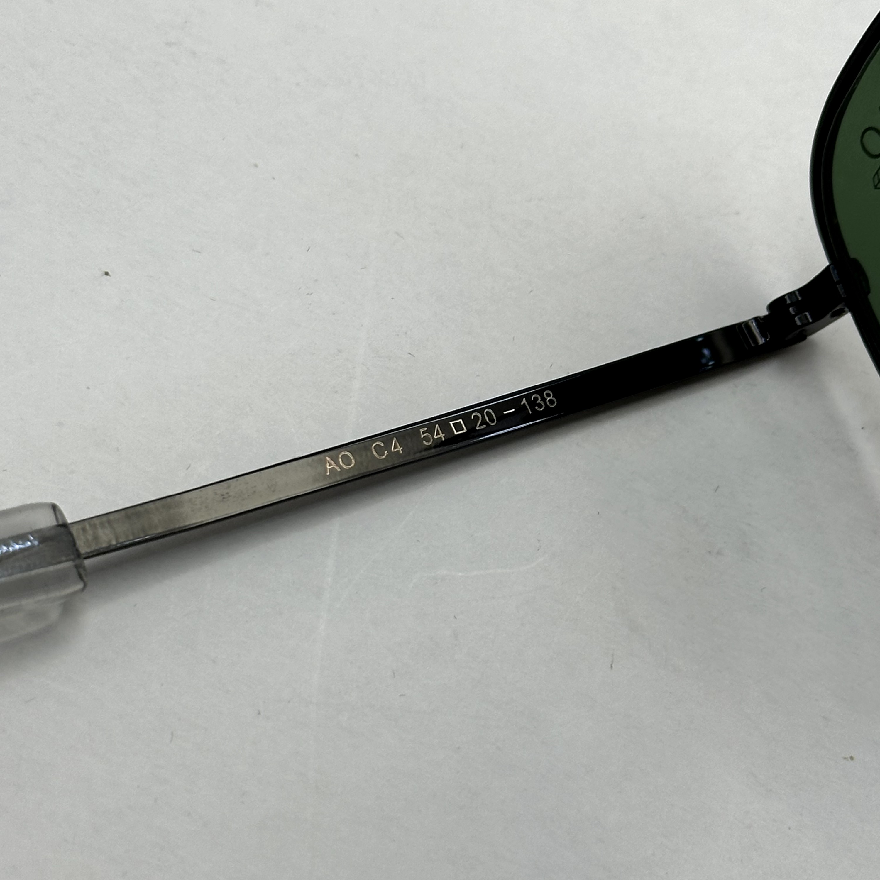 عینک آفتابی شیشه سنگ آمریکن اوپتیکال فریم مشکی عدسی سبز سایز 54 با پک کامل و آچار مخصوص عینک (ارسال رایگان)