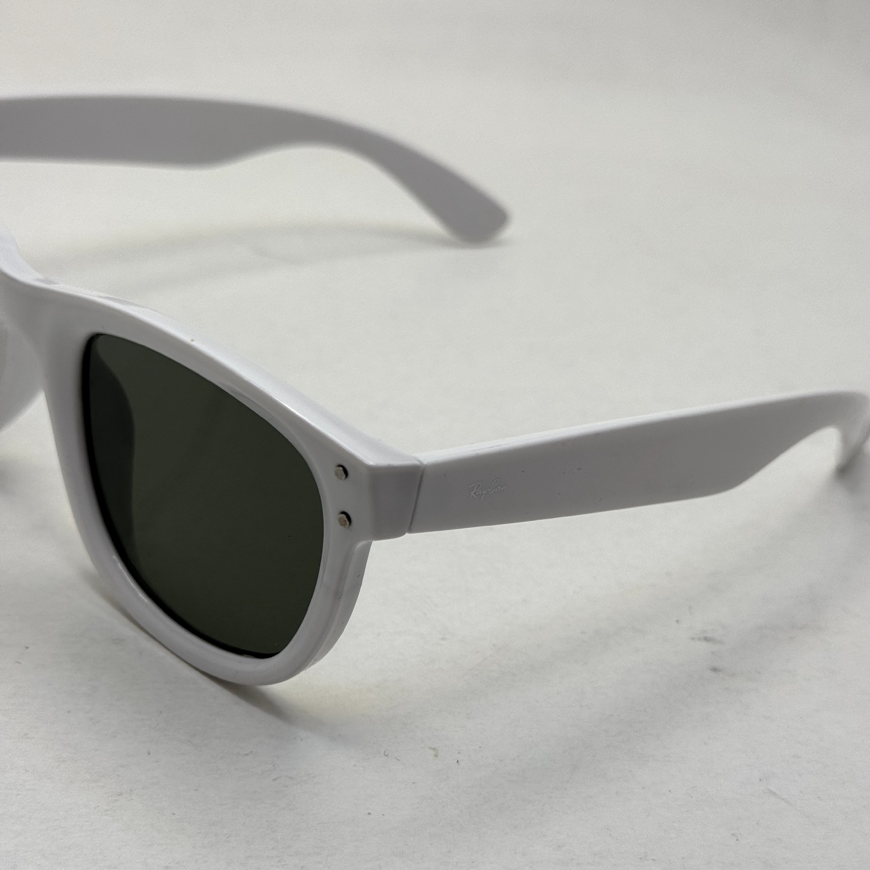 عینک آفتابی ریبن ویفرر ریورس سفید عدسی سبز به همراه پک کامل rayban (ارسال رایگان)