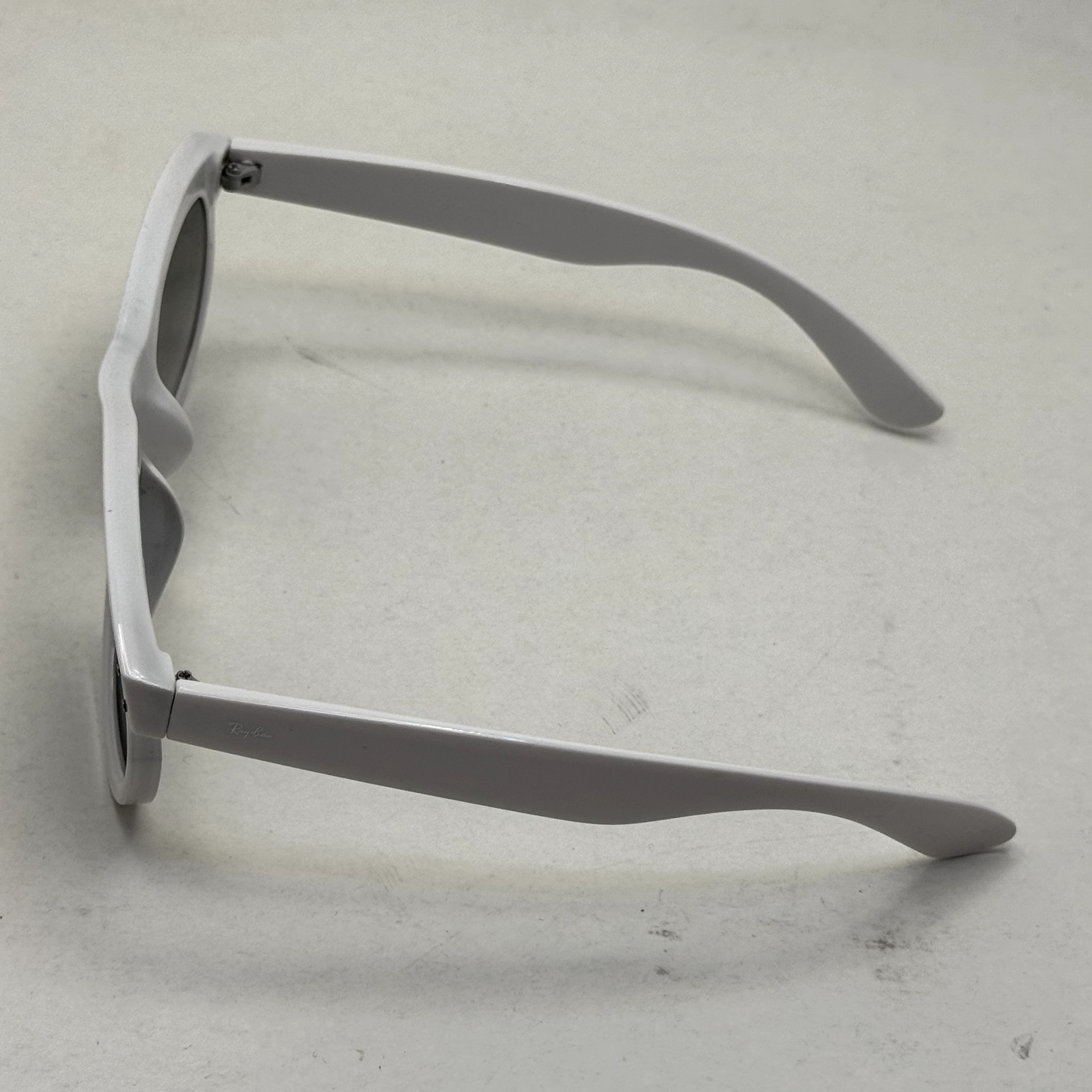 عینک آفتابی ریبن ویفرر ریورس سفید عدسی سبز به همراه پک کامل rayban (ارسال رایگان)