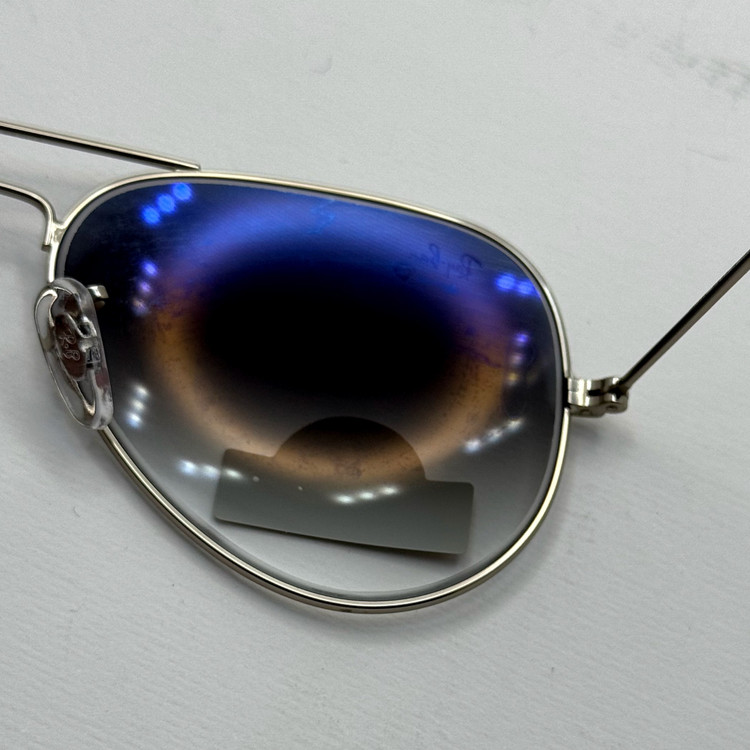 عینک ریبن خلبانی شیشه سنگ آبی هایلایت فریم نقره ای به همراه پک کامل ریبن Rayban RB 3025 (ارسال رایگان)