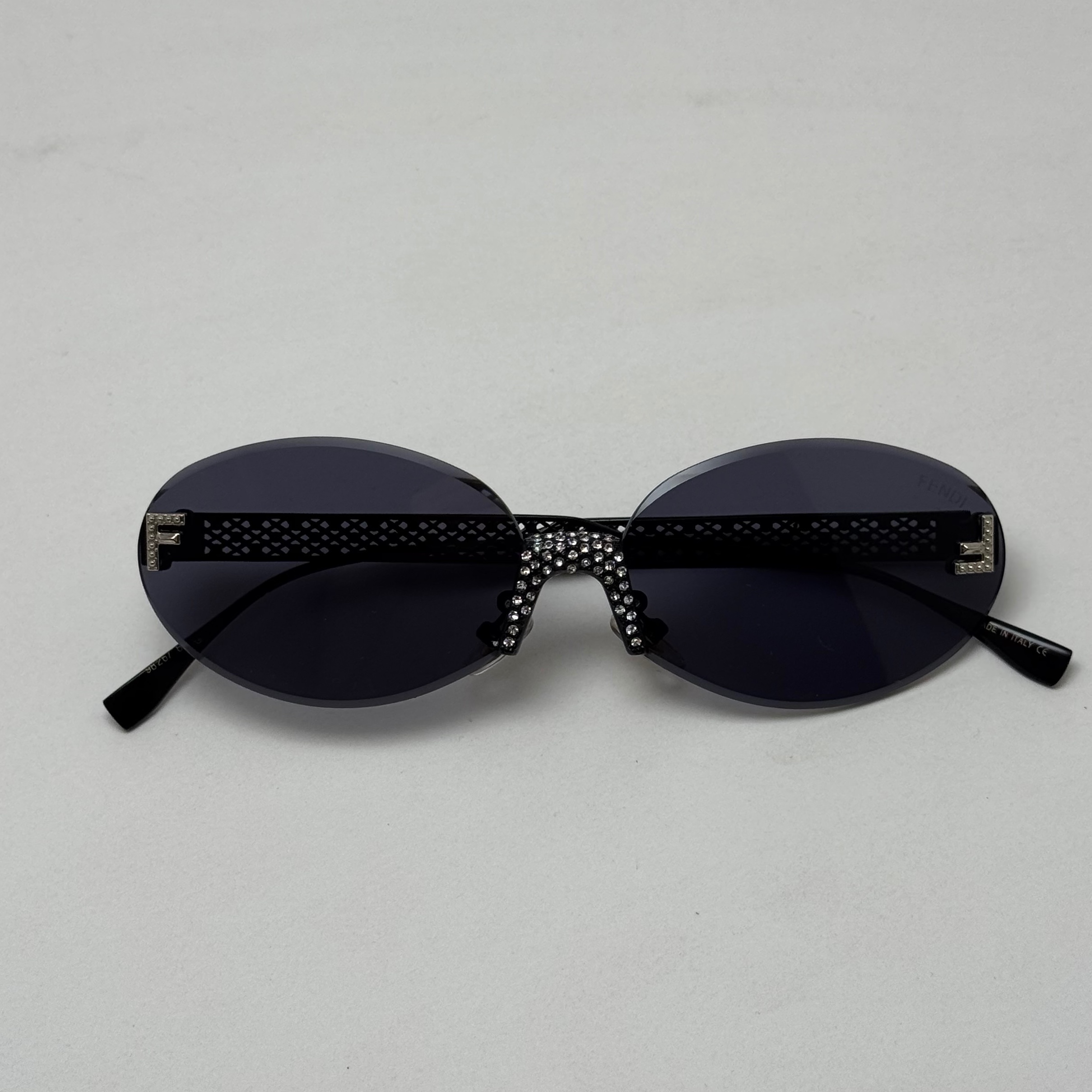 عینک آفتابی زنانه فندی Fendi فریم لس بیضی مدل Oval Frame Diamond Style نگین کاری شده کیفیت مستر تمام مشکی (ارسال رایگان)
