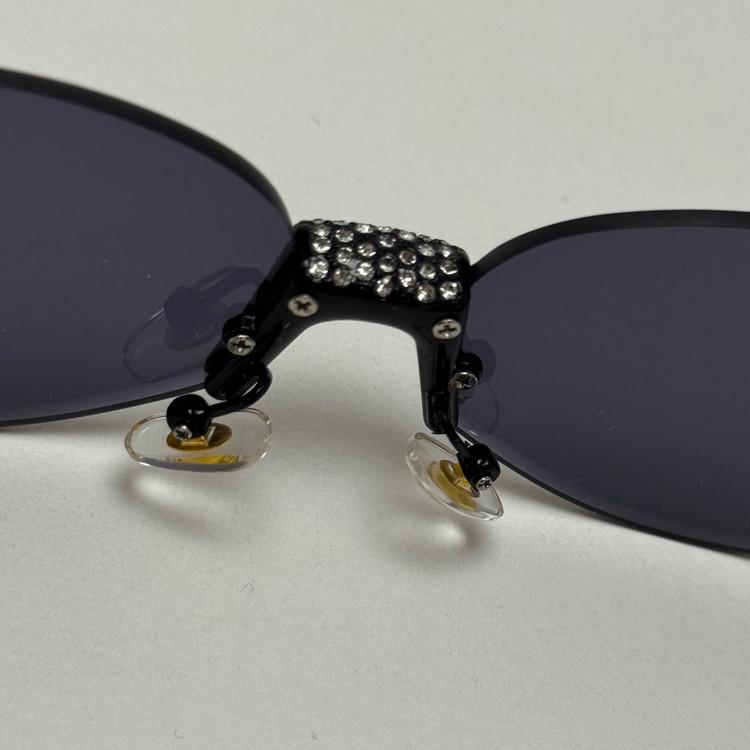 عینک آفتابی زنانه فندی Fendi فریم لس بیضی مدل Oval Frame Diamond Style نگین کاری شده کیفیت مستر تمام مشکی (ارسال رایگان)